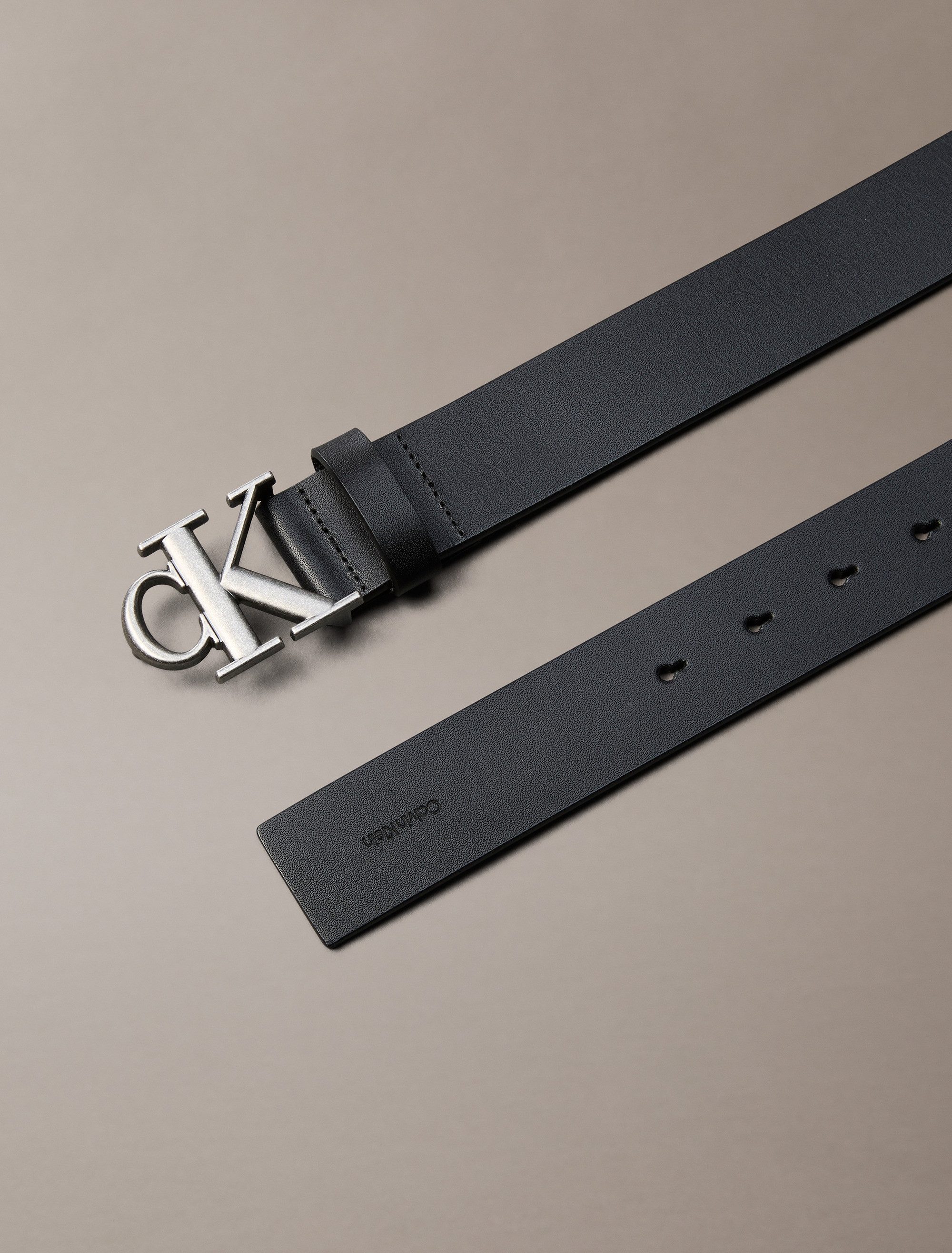 Calvin Klein Ledergürtel CK BUCKLE SMOOTH 35MM Größenverstellbar mit Metallschließe