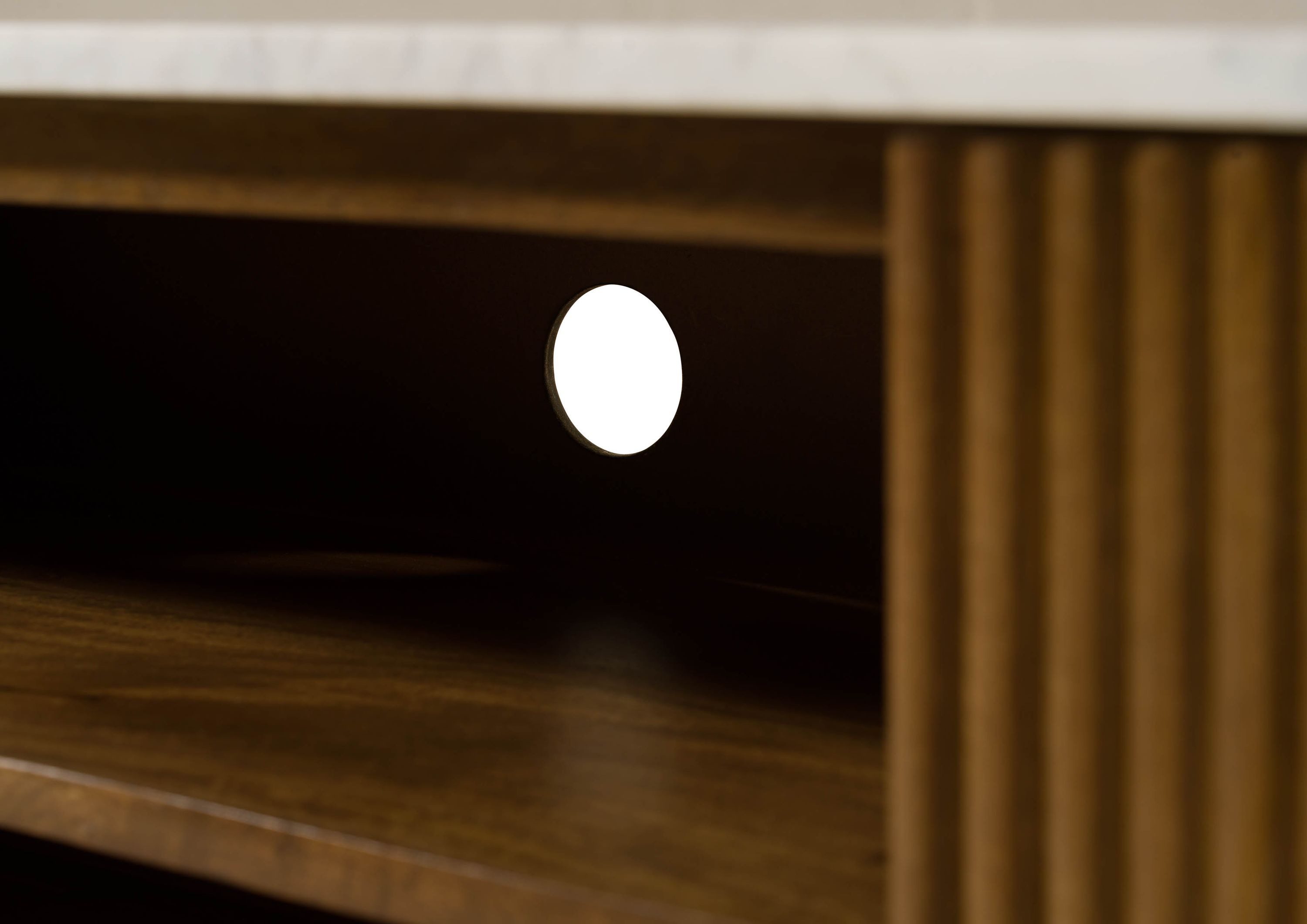 Massivmoebel24 TV-Board BARCELONA (Massivholz), Mango 180x36x51 braun lackiert / Marmor weiß BARCELONA #211