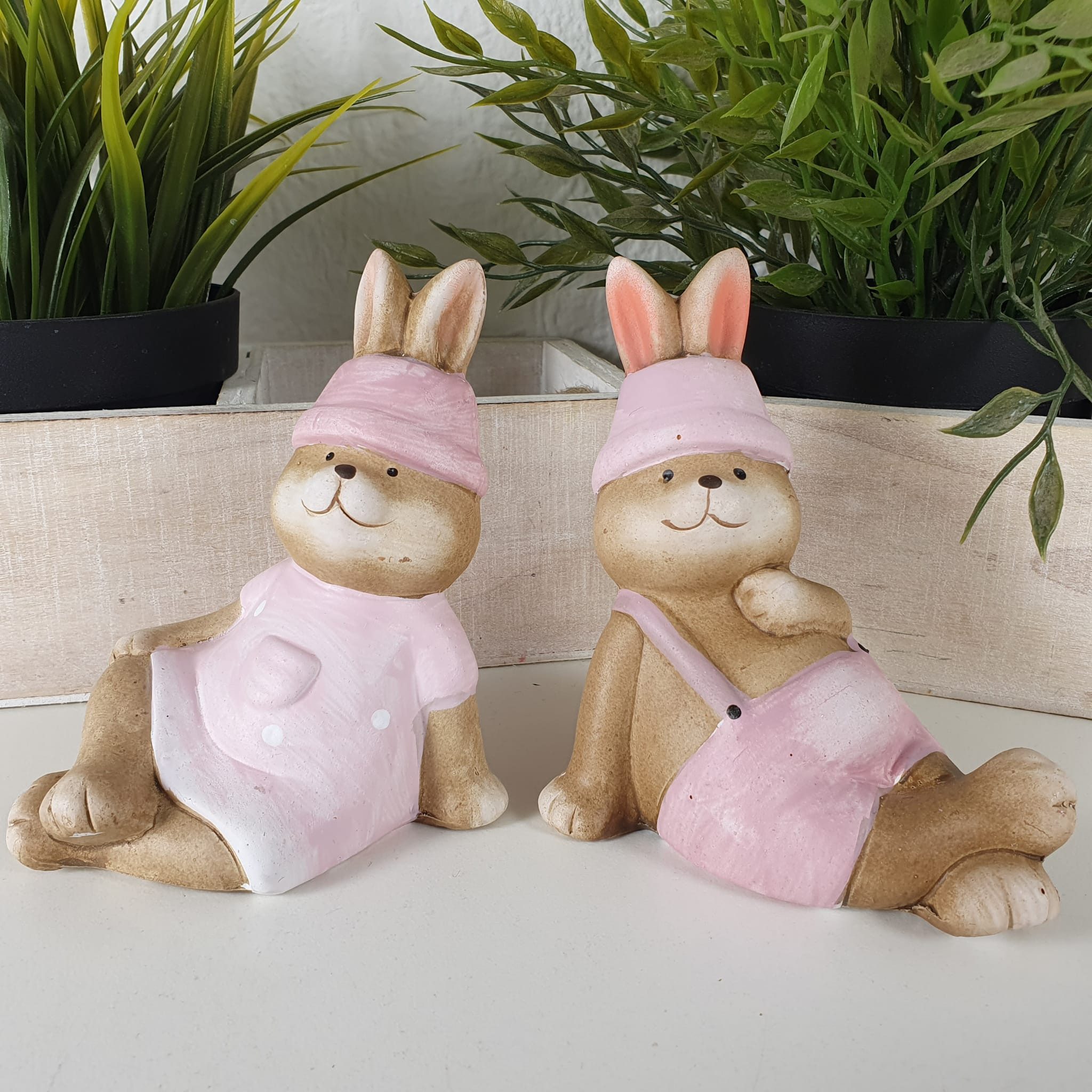 Aspinaworld Dekofigur Sitzende Hasen Figur mit rosa Kleid 2er Set 11 cm (2 St)