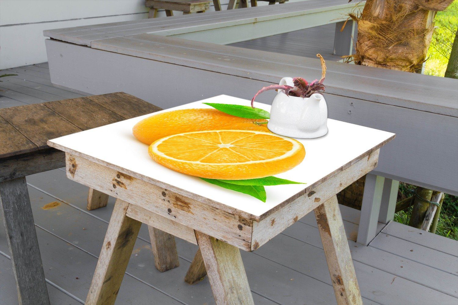 Wallario Möbelfolie Saftige Orangen vor weißem Hintergrund
