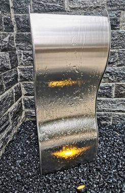 Gartenbrunnen Edelstahl Wasserwand geschwungen Dalum in 2 Größen je nach Wahl mit LED-Strahler