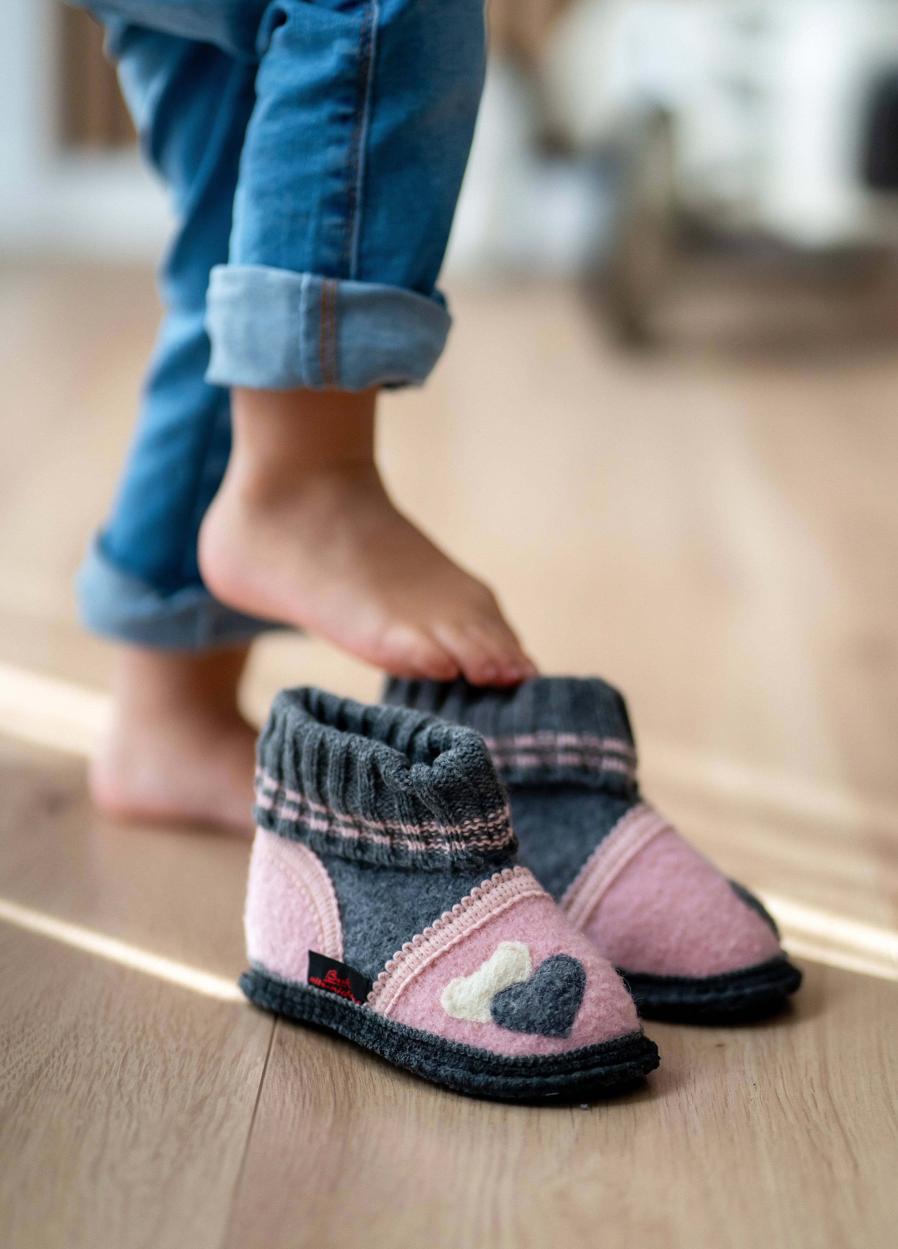 Beck Hüttenschuh Little Hearts Валенки (aus Österreich, für Kita, Schule und Zuhause geeignet) sehr warm, rutschfeste Sohle, 100% atmungsaktive Schurwolle