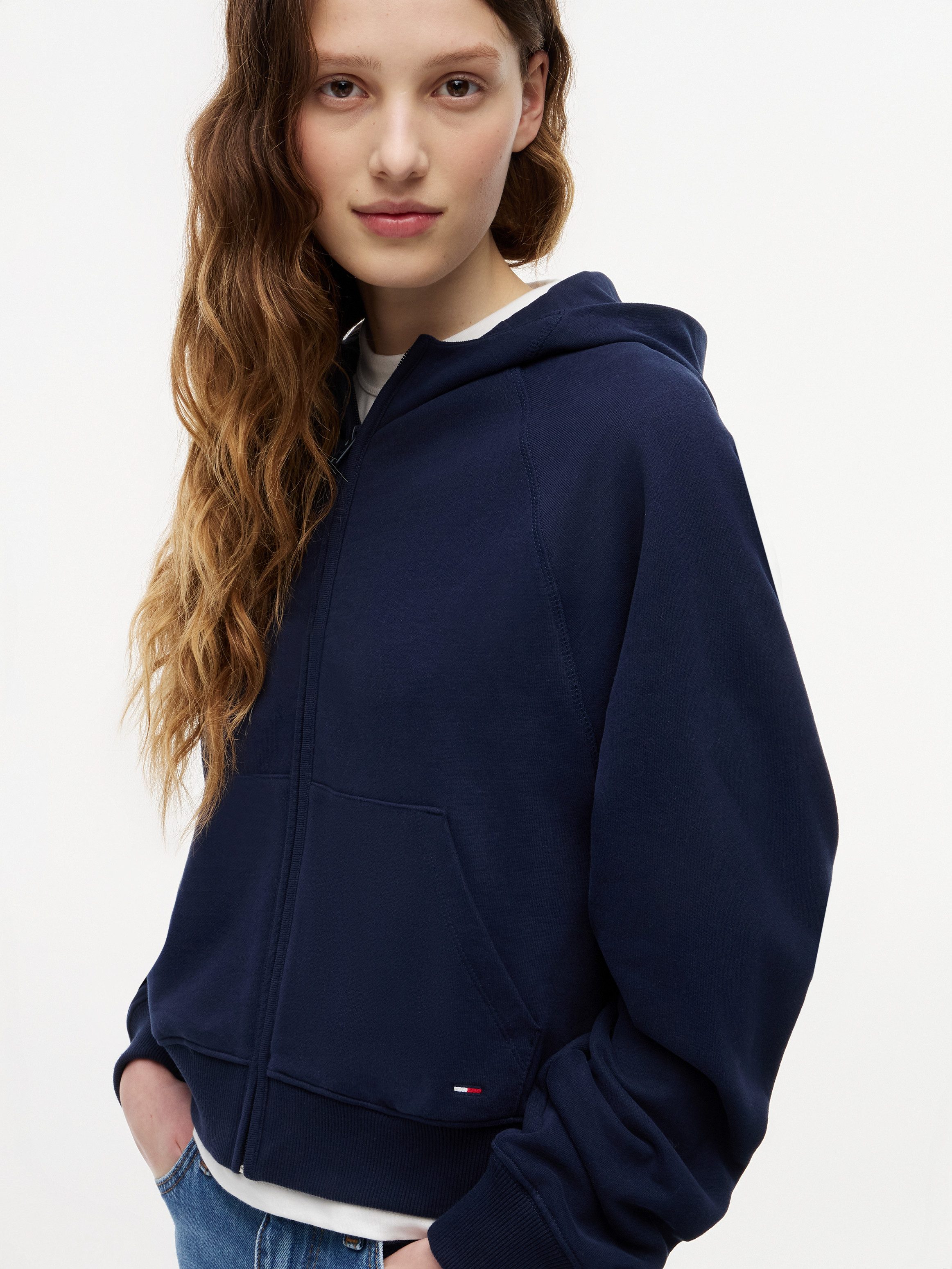 Tommy Jeans Kapuzensweatjacke TJW BXY S FLAG ZIP THRU HOODIE Baumwolle, Kapuze, Kängurutasche