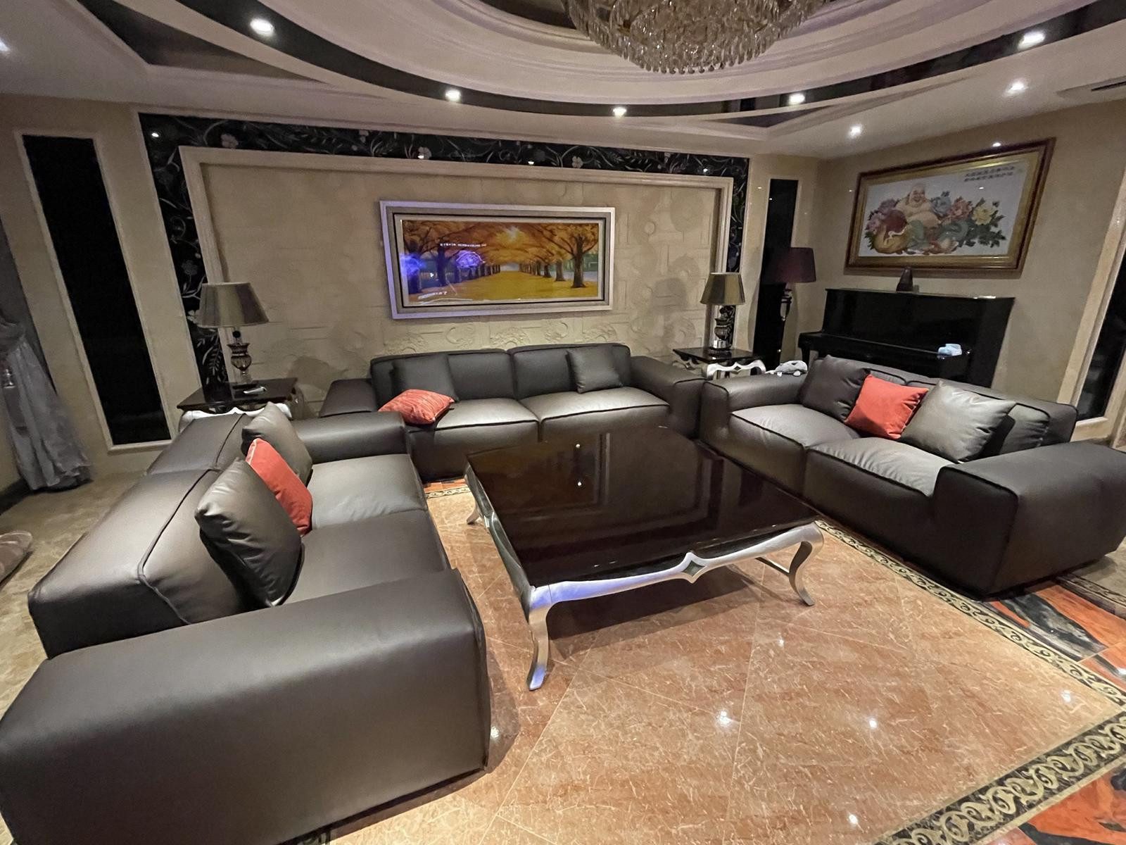 Xlmoebel 3-Sitzer Schwarze Premium Sofagarnitur mit eleganten Details, Hergestellt in Europa