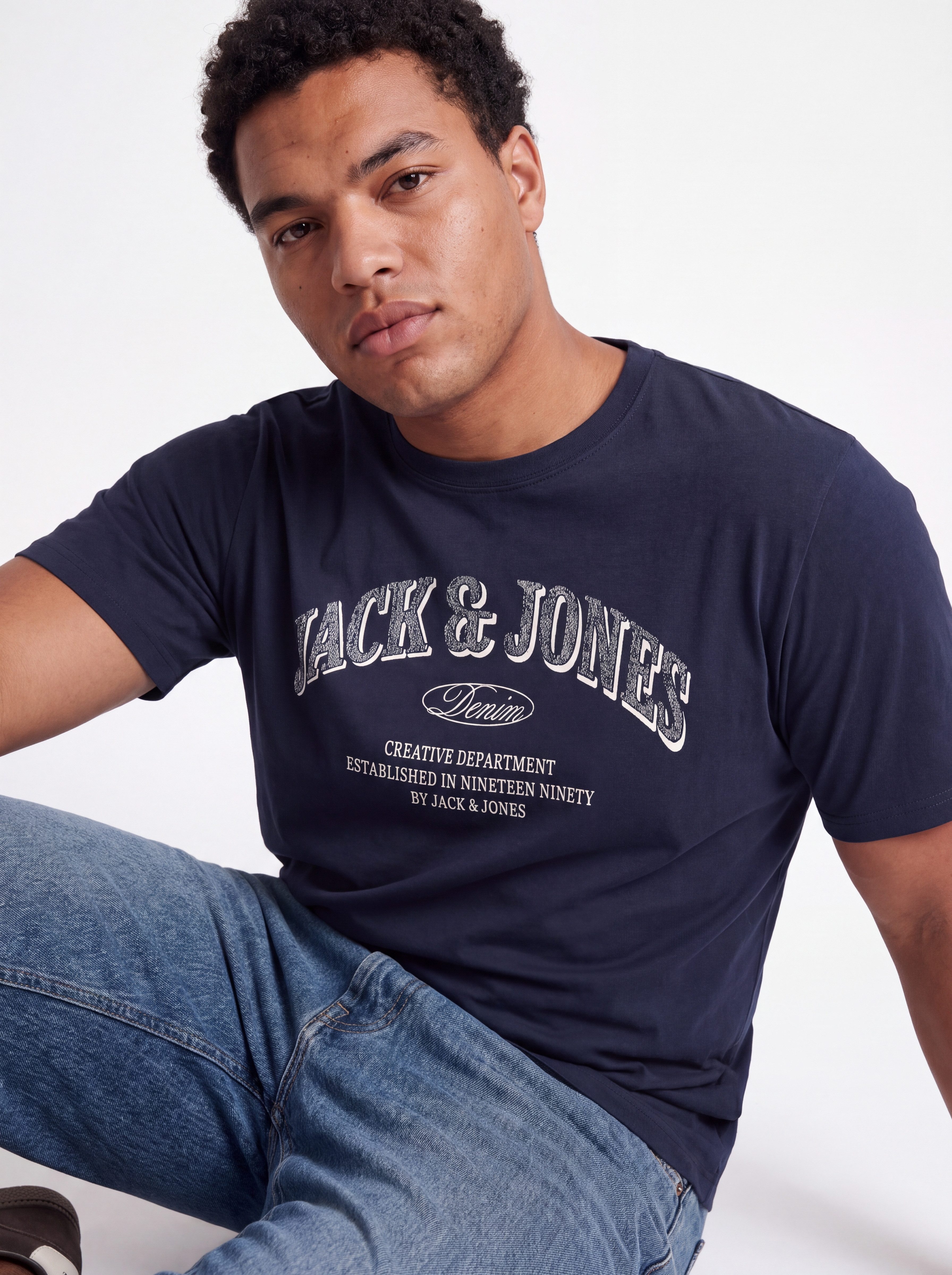 Jack & Jones PlusSize T-Shirt JJEDENVER LOGO TEE SS O-NECK SN PLS Baumwolle, locker geschnitten – Bild 2 von 5