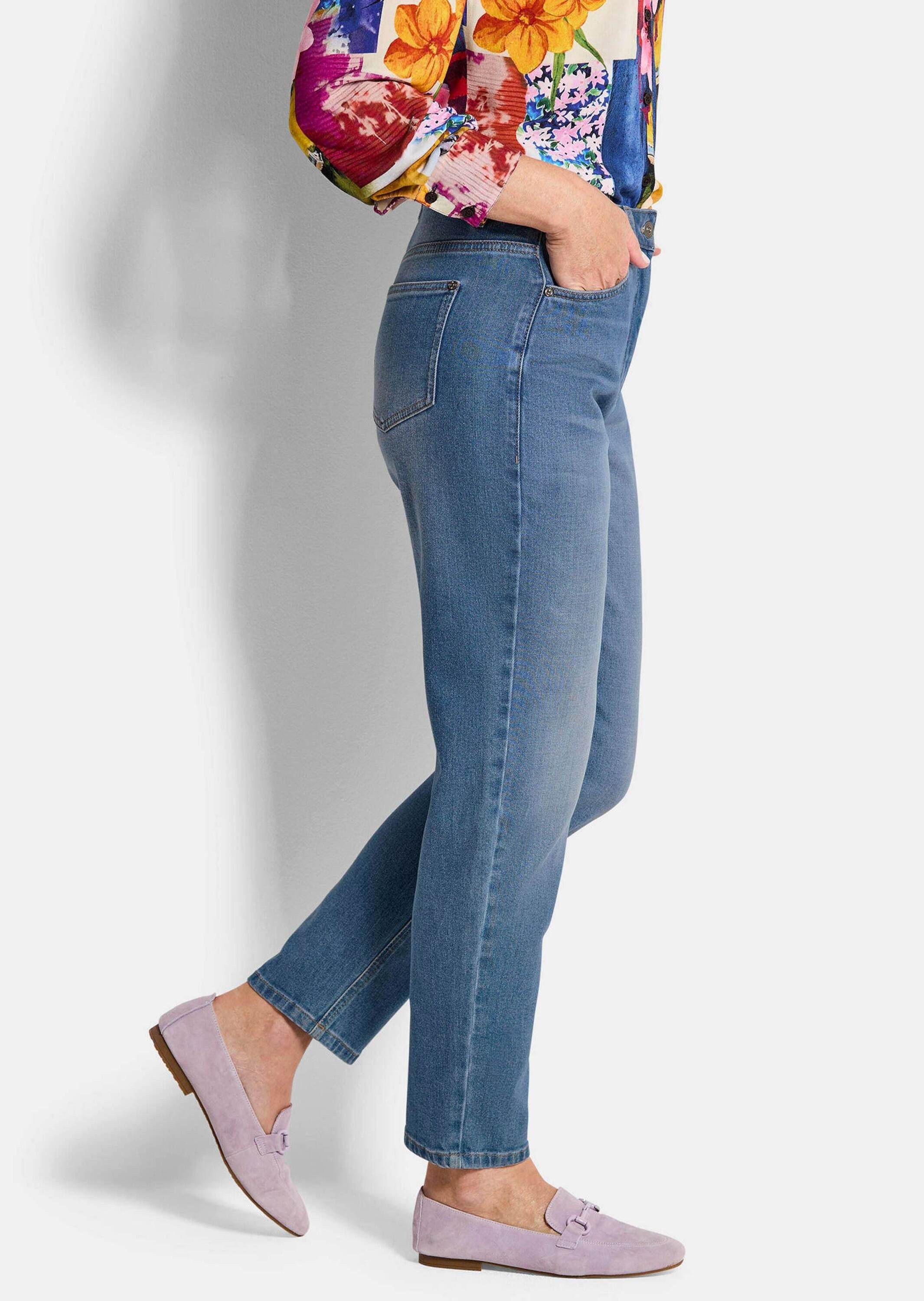 GOLDNER 5-Pocket-Jeans Kurzgröße: Baumwoll-Stretch Mom Jeans SARA Lange bequeme Jeans mit modischer Waschung und Formbund – Bild 4 von 5