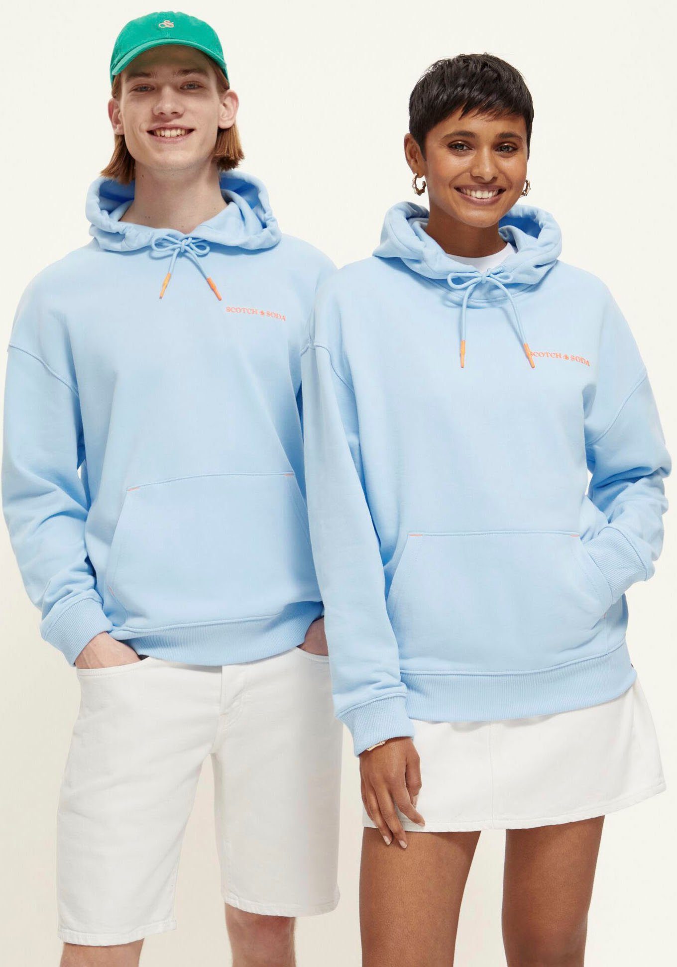 Scotch & Soda Kapuzensweatshirt Unisex hoodie in Organic cotton mit kleiner Logo-Stickerei auf der Brust Sky