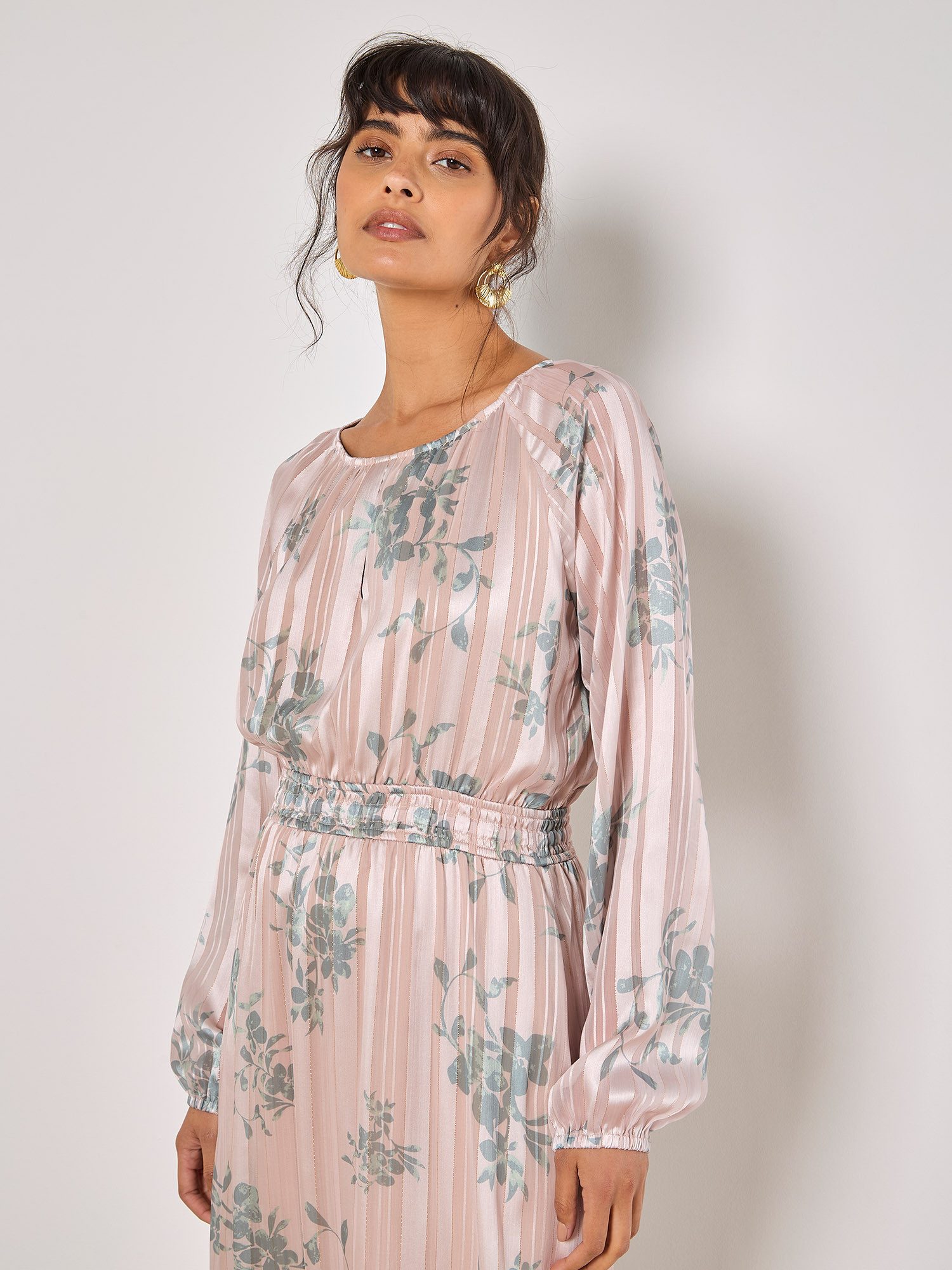 Apricot Maxikleid Silhouette Floral Satin Schimmer Maxi Kleid mit Plisseefa günstig online kaufen