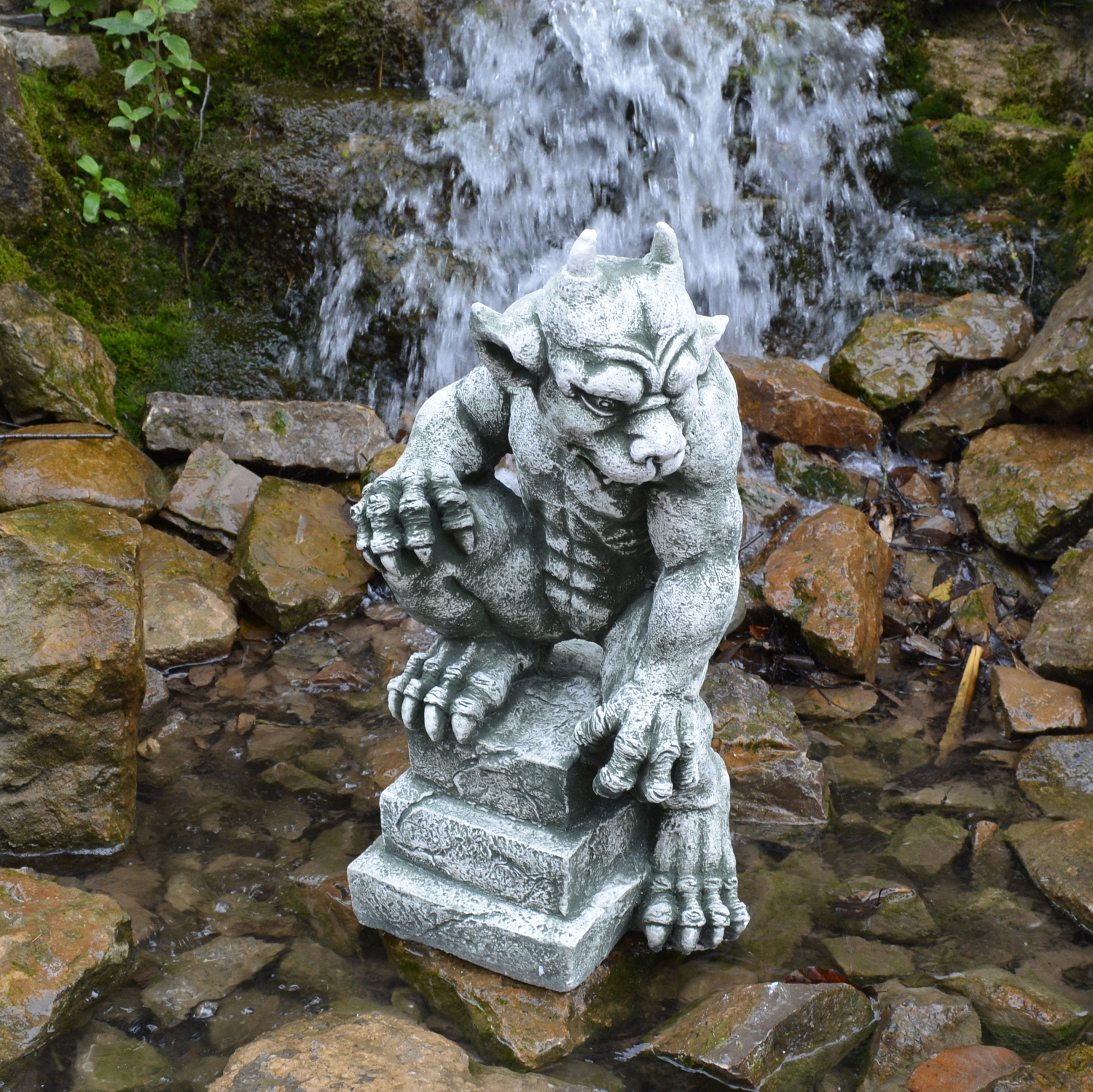 gartendekoparadies.de Gartenfigur Gargoyle auf Podest Steinfigur 51 cm Steinguss 26 kg, Frostsicher
