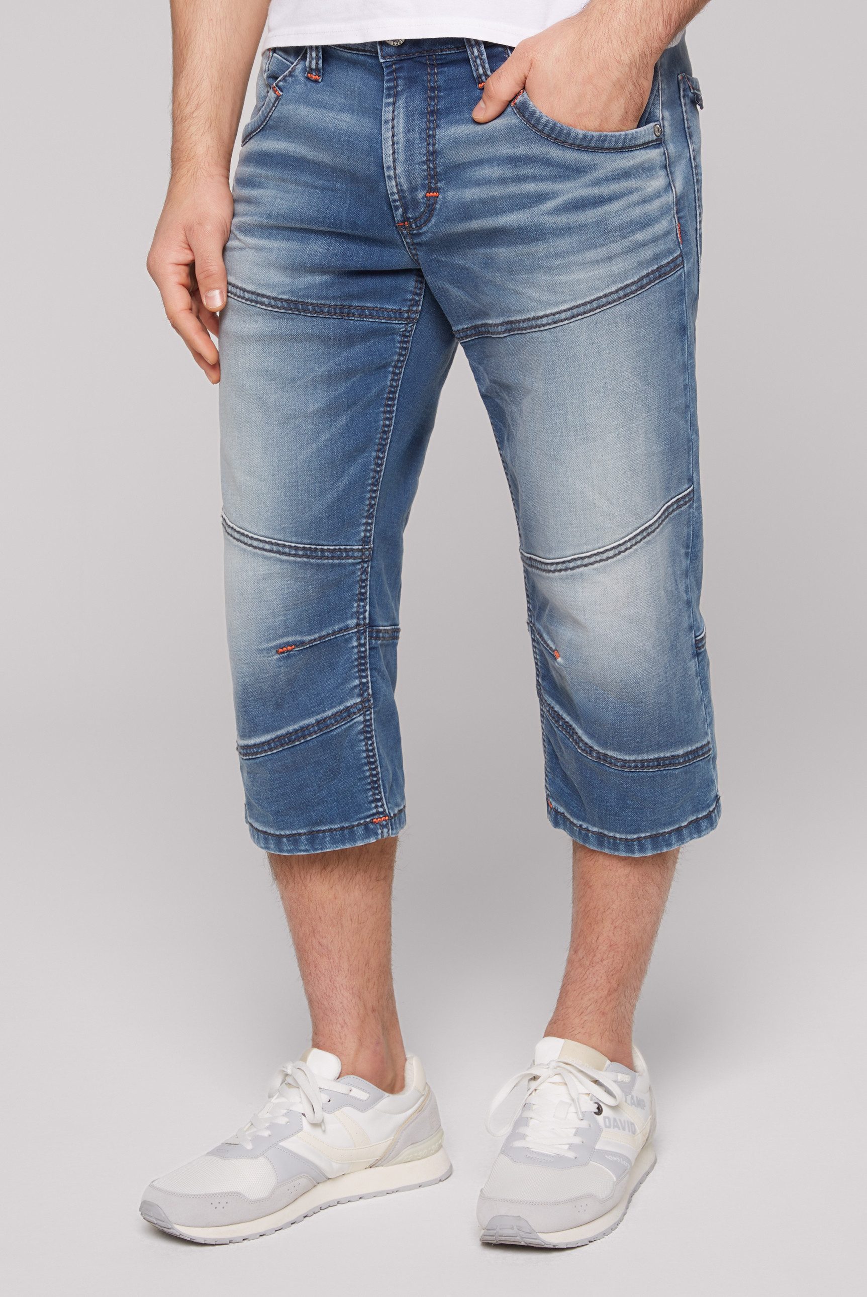 CAMP DAVID Jeansshorts mit normaler Leibhhe, Spezielle Knieausformung,  Teilungsnhte