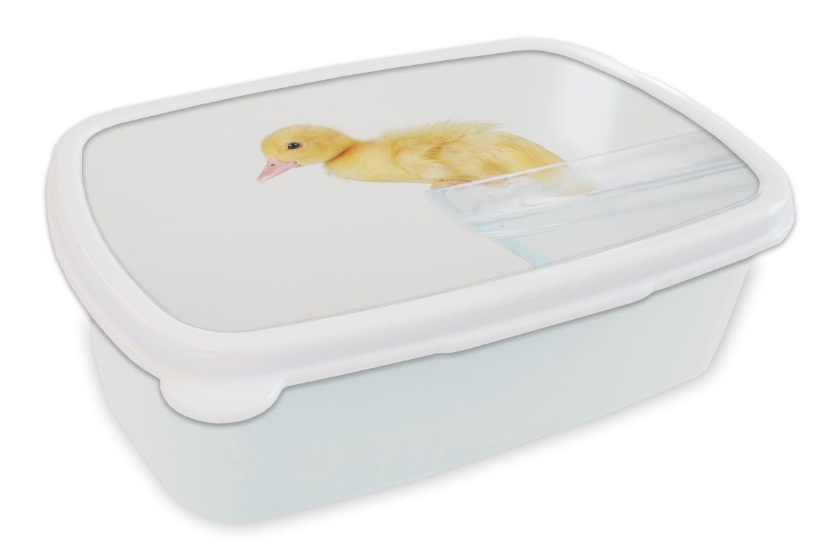 MuchoWow Lunchbox Baby-Ente klettert aus einer Wanne, Kunststoff, (2-tlg), Brotbox für Kinder und Erwachsene, Brotdose, für Jungs und Mädchen weiß | Lunchboxen