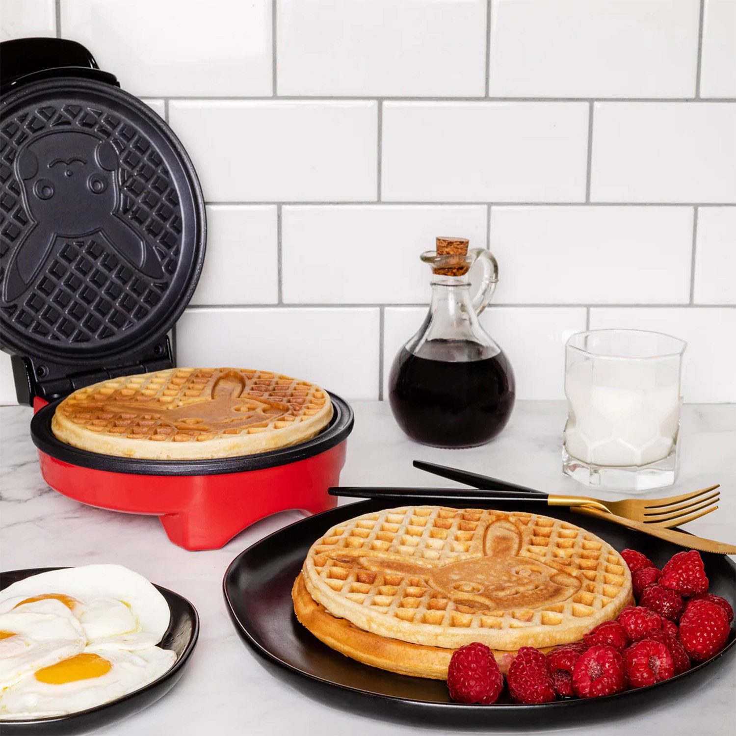 Uncanny Brands Waffeleisen Pokémon Pikachu Waffeleisen - Antihaft Waffle Maker – Bild 4 von 5