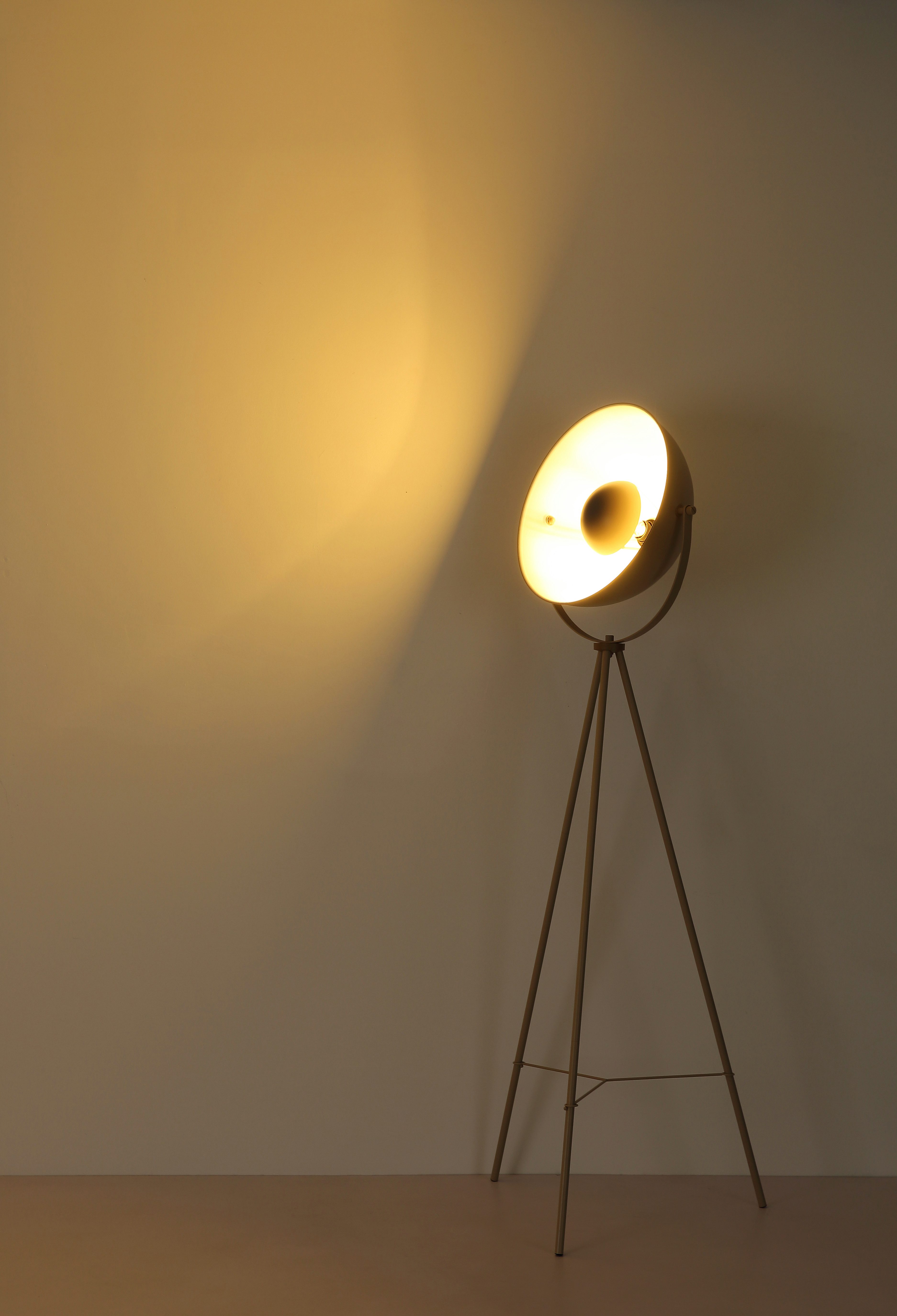 OTTO home Stehlampe Totte - Stehleuchte mit Dreibein, beige o schwarz, Wohnzimmer, Flur, Ein-/Ausschalter, ohne Leuchtmittel, E27, indirektes Licht, standfest, Wippschalter, Retro, Industrie Look