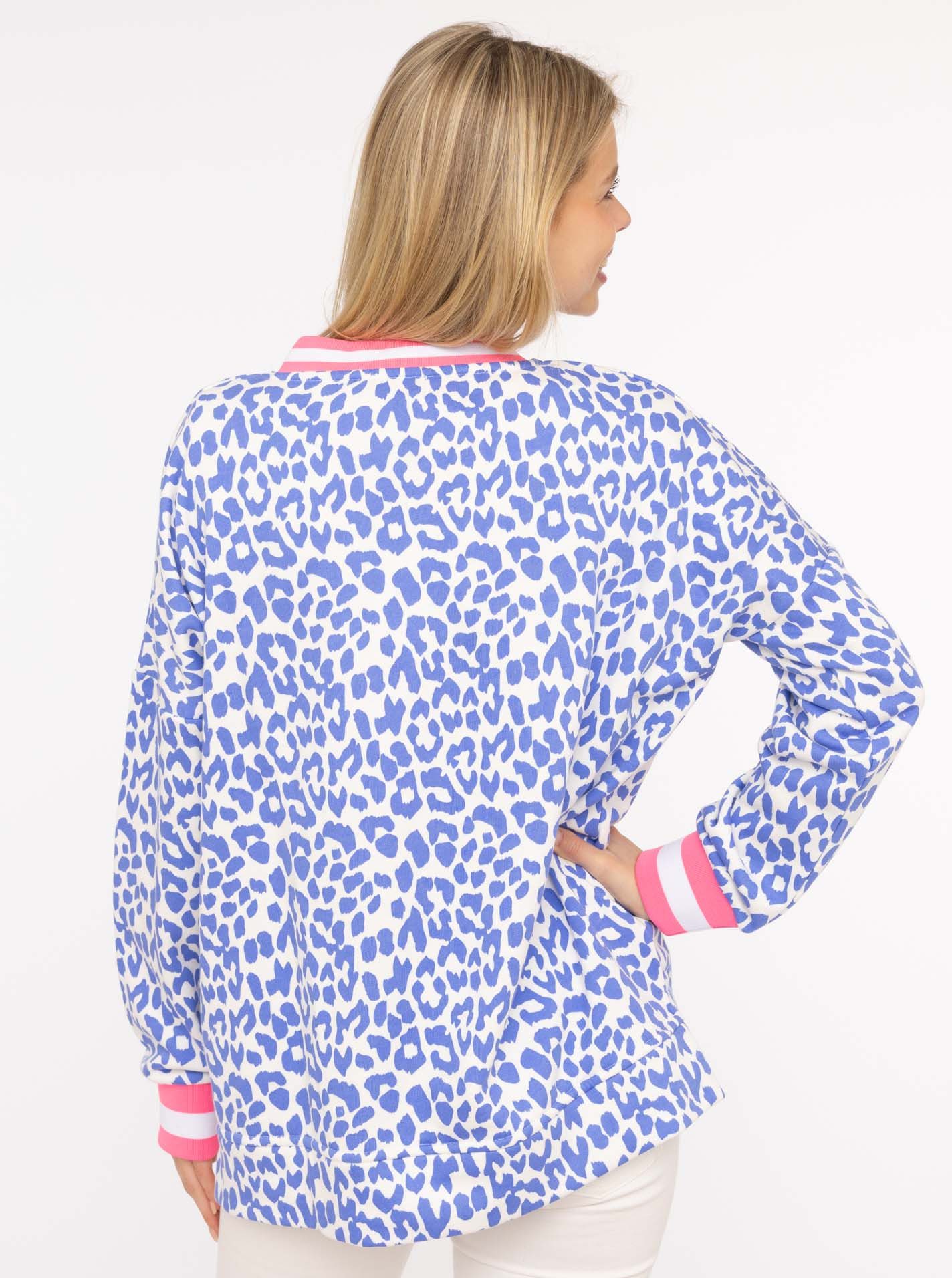 Zwillingsherz Sweatshirt "Leo Pastell" mit V-Ausschnitt, gestreiften Bündchen und WILD Applikation