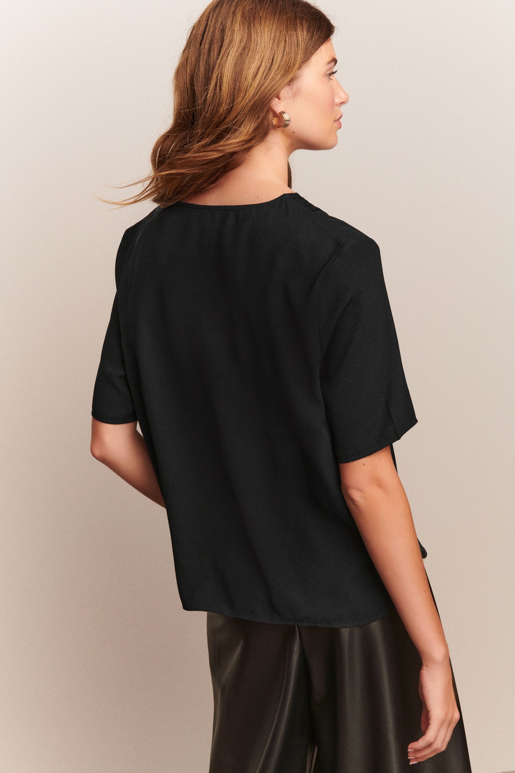 Next V-Shirt Kurzarm-Oberteil mit Spitzenbesatz + V-Ausschnitt (1-tlg) günstig online kaufen