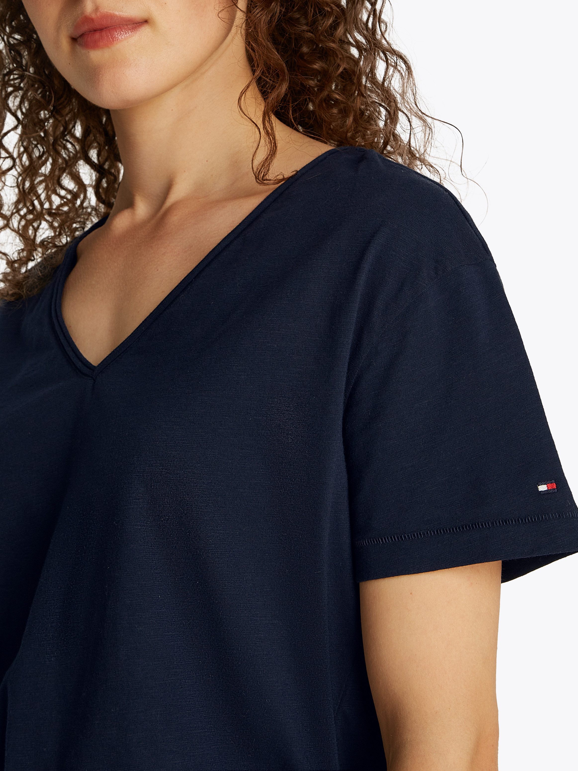 Tommy Hilfiger T-Shirt SLUB CROP V-NK SS mit offener Kante, mit Logosticker günstig online kaufen