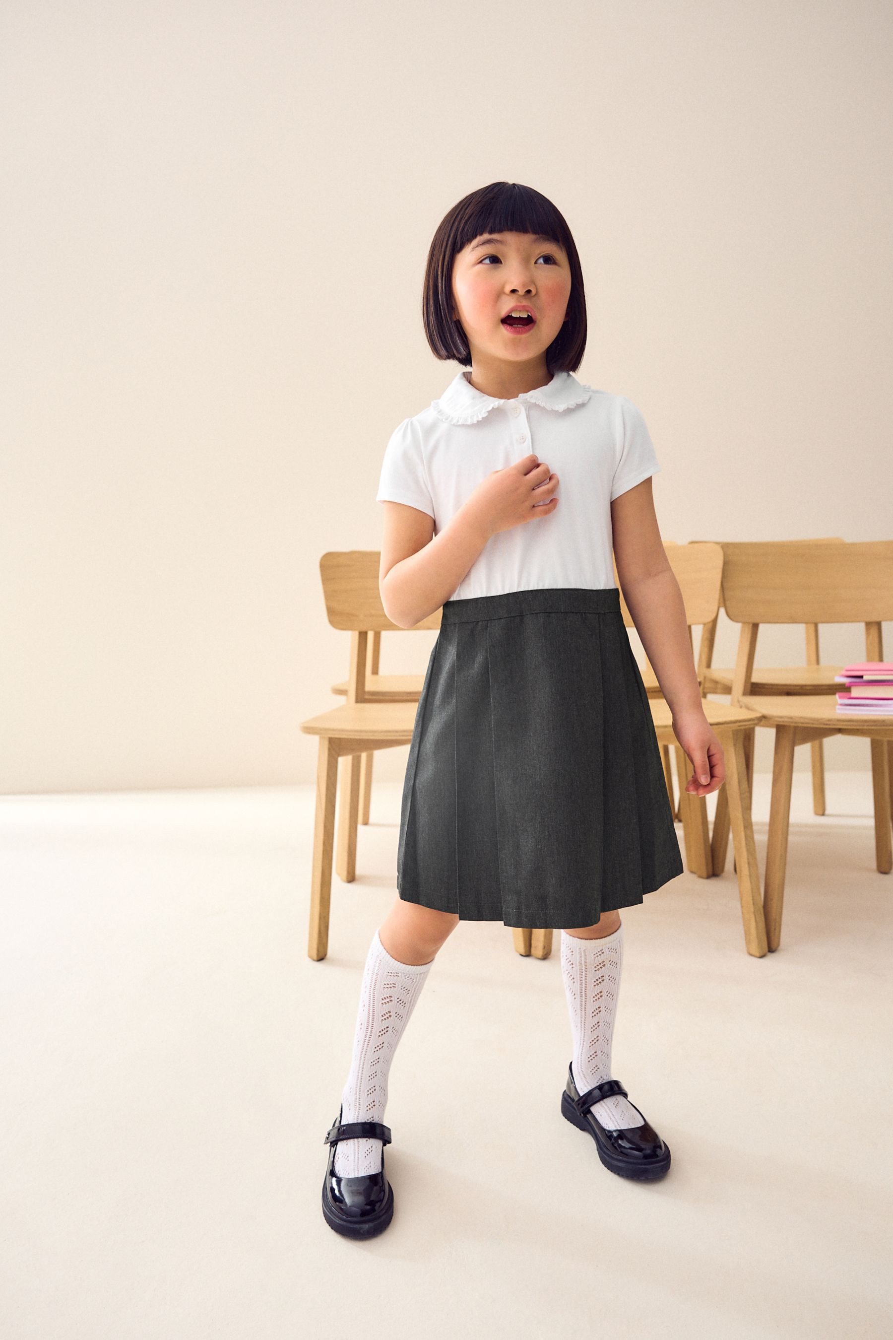 Next Latzkleid Kurzärmeliges 2-In-1-Latzkleid für die Schule (1-tlg)