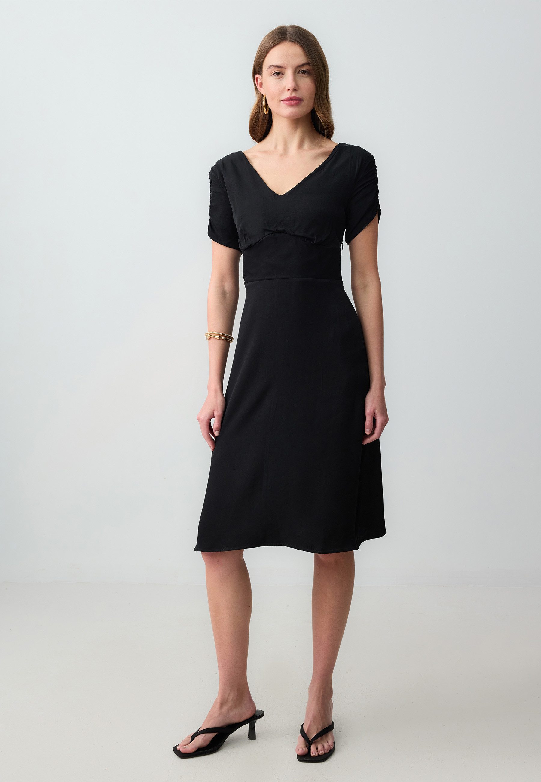 V-Ausschnitt-Pullover Kurzärmliges Midi-Strickkleid Mit V-Ausschnitt