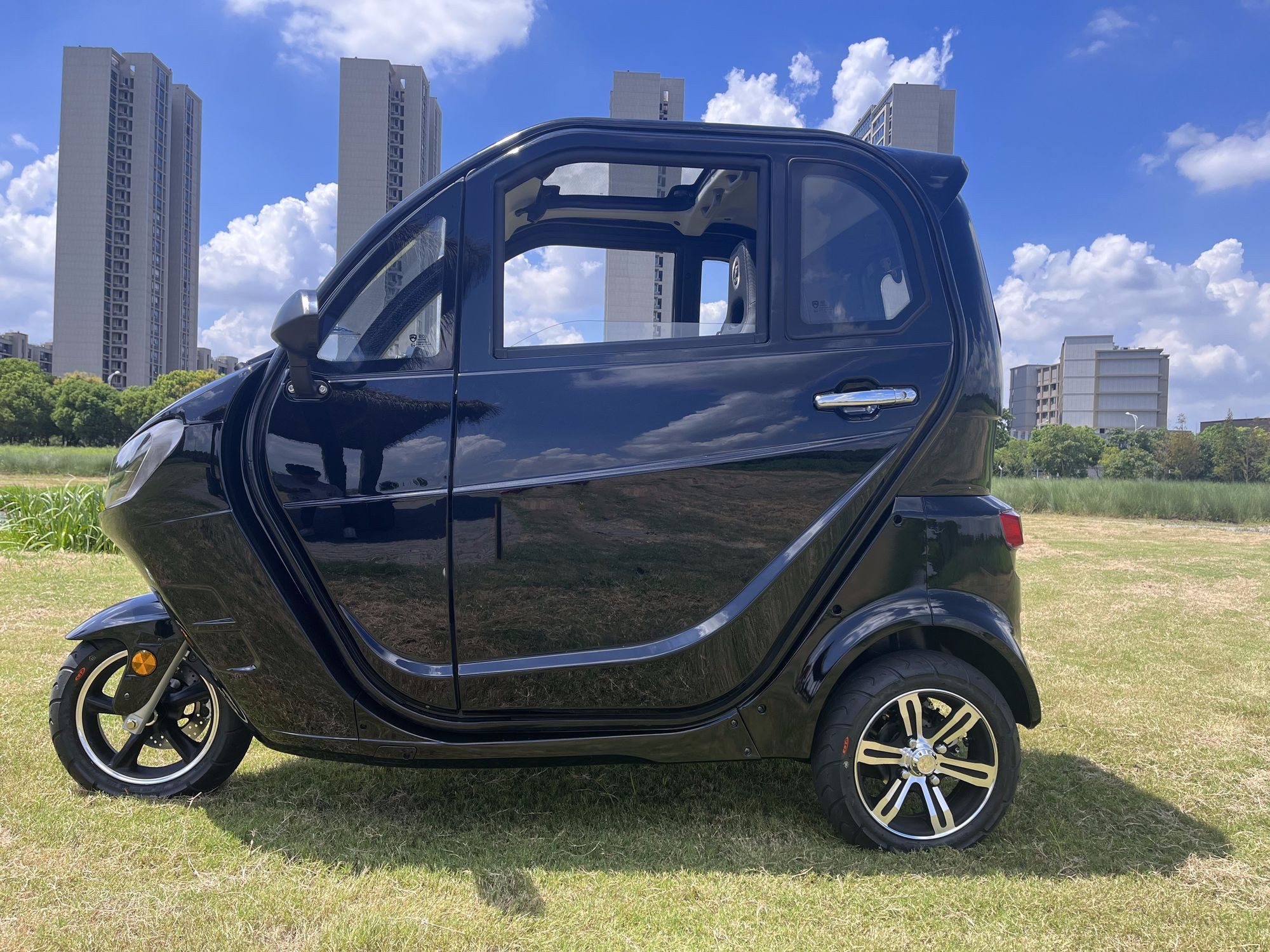Urban Hopper E-Motorroller Urban Hopper Cabin Plus Dreirad Elektro Kabinenroller 3-Rad Microcar, 2200 W, 25 km/h, ca. 40km Reichweite, 244kg Zuladung, Blei-Gel Akku, LED Licht COC