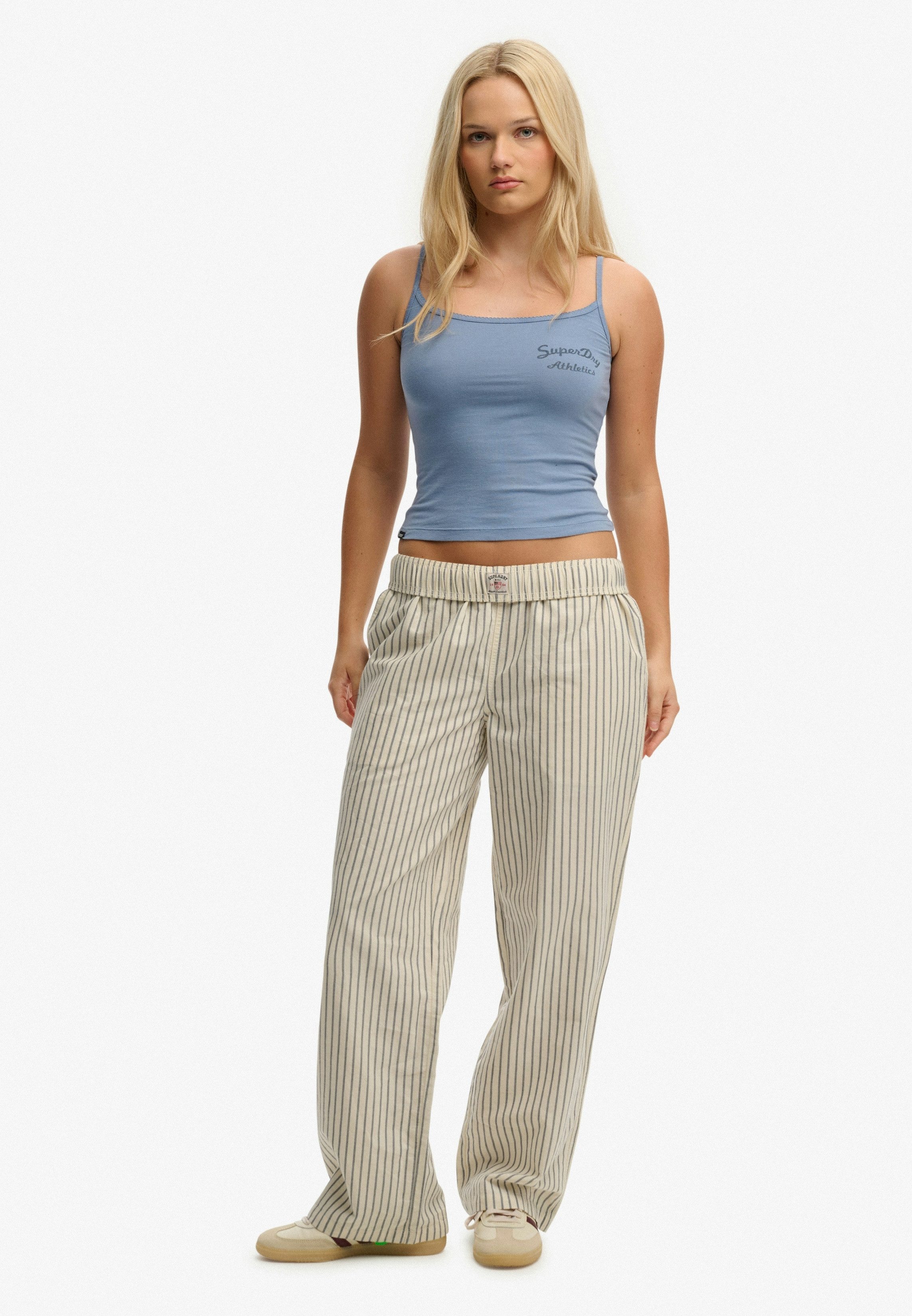 Superdry Tanktop ATH ESS GRAPHIC CAMI mit hübschem Spitzen-Detail am Auschnitt