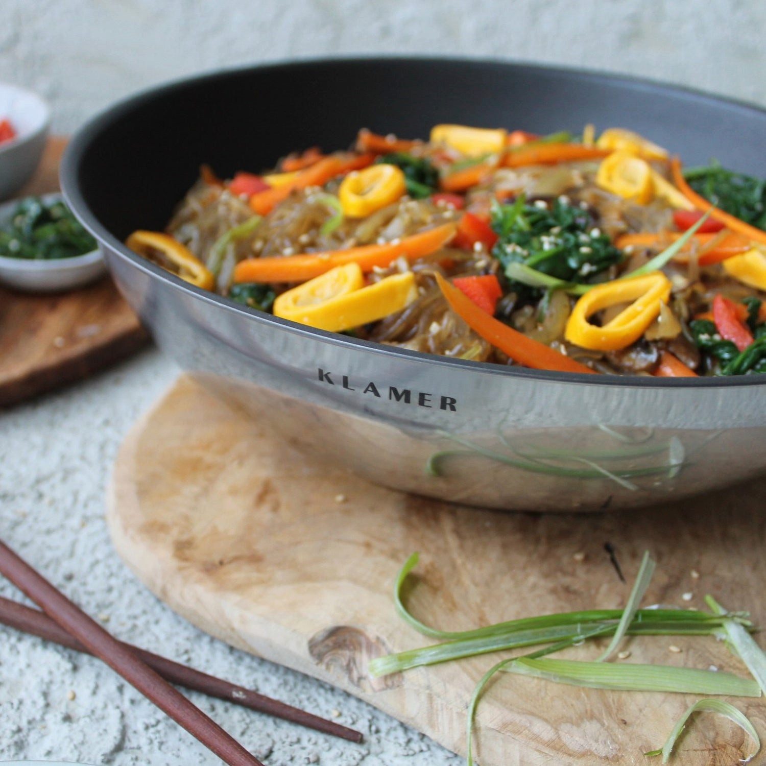 KLAMER Wok Edelstahl 28cm, antihaftbeschichtete Induktions-Pfanne, mit hohem Ran…, Edelstahl, Energiesparend, Güteglasdeckel, tropffrei abgießen