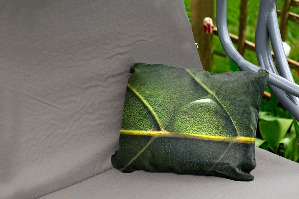 einem eines Polyester, Blatt, Outdoor-Dekorationskissen, Dekokissenbezug, Dekokissen MuchoWow Foto auf Kissenhülle Wassertropfens botanischen