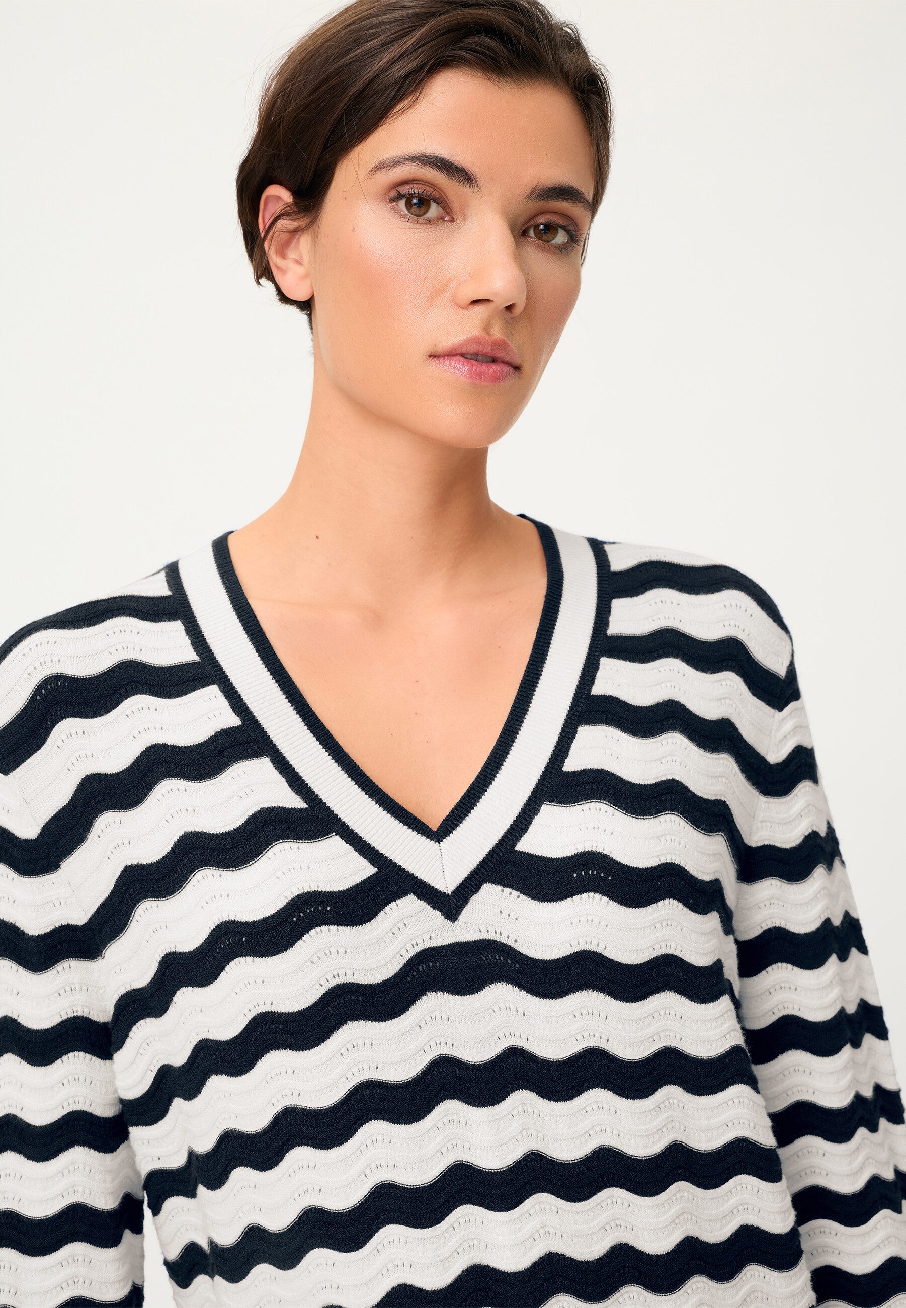 Olsen Strickpullover Pullover mit V-Ausschnitt und modernem Allover-Dessin