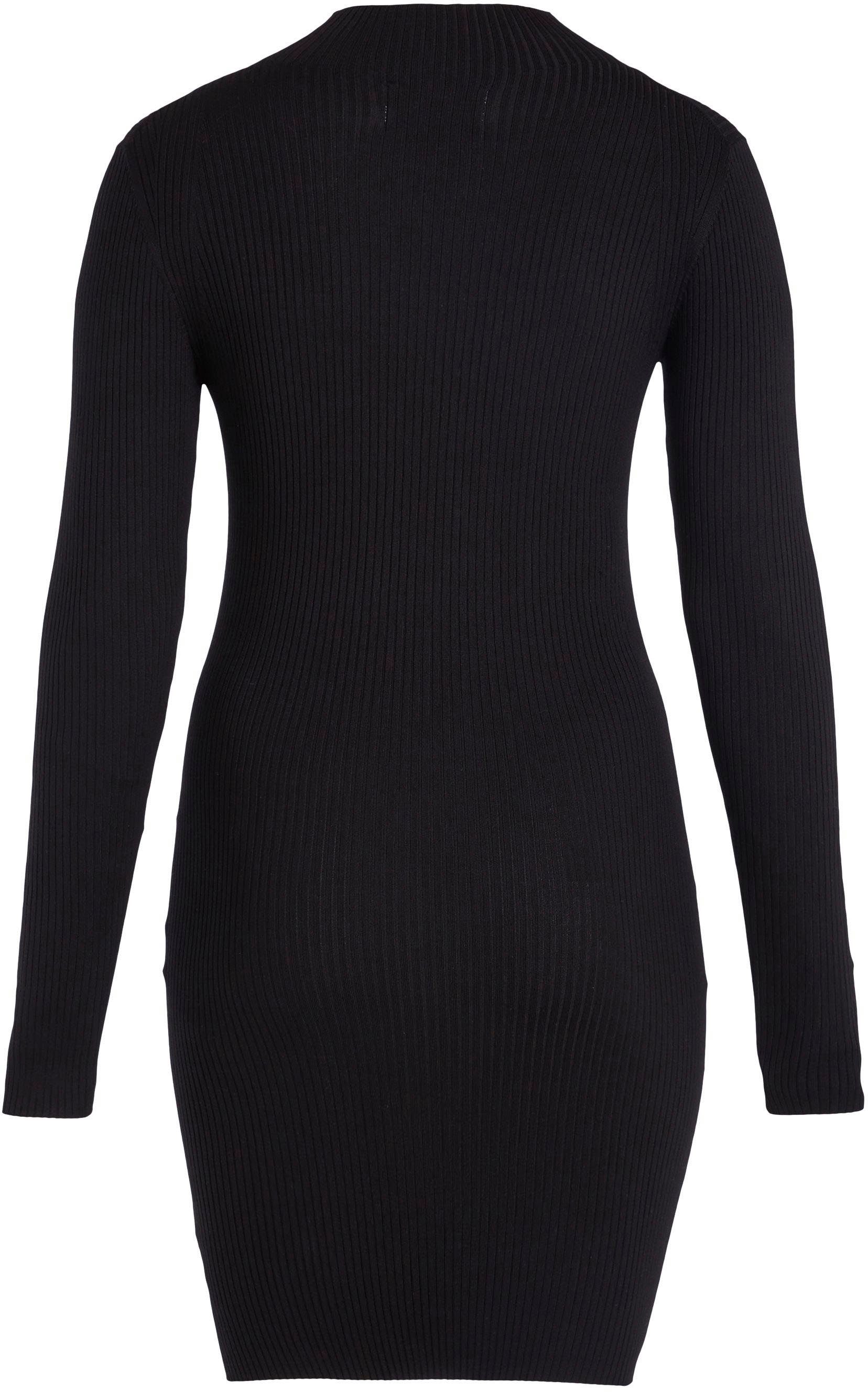 Calvin Klein auf Ivory Klein Jeans TIGHT der mit LOGO Bodykleid Brust STACKED DRESS Markenlogo SWEATER Calvin