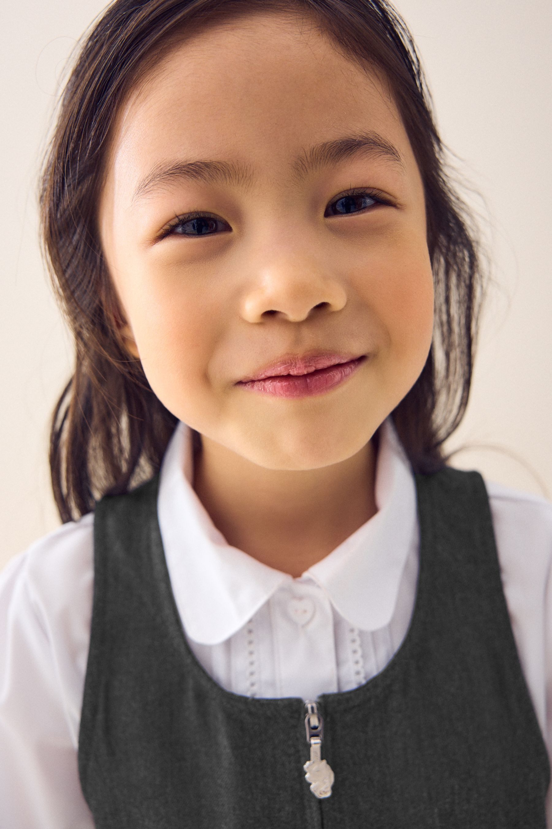 Next Latzkleid Schul-Latzkleid mit Stickerei und Reißverschluss (1-tlg)