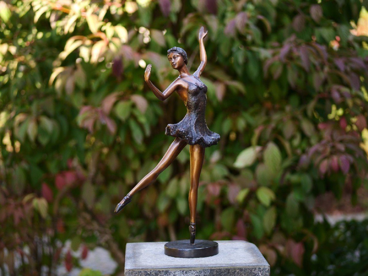 IDYL Gartenfigur IDYL Bronze-Skulptur Ballerina braun, Bronze – sehr robust – Langlebig – witterungsbeständig gegen Frost, Regen und UV-Strahlung. Die Modelle werden in Wachsausschmelzverfahren in Bronze gegossen und von Hand patiniert.