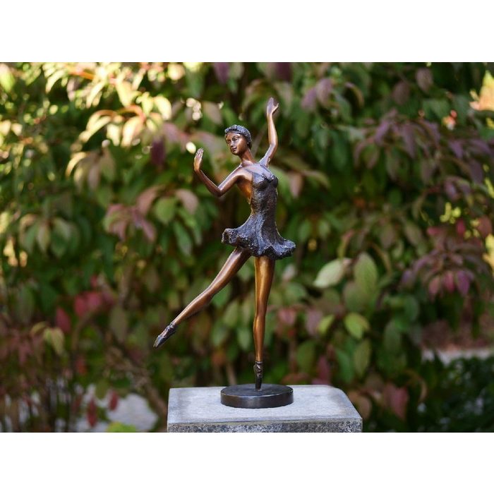 IDYL Gartenfigur IDYL Bronze-Skulptur Ballerina braun Bronze – sehr robust – Langlebig – witterungsbeständig gegen Frost Regen und UV-Strahlung. Die Modelle werden in Wachsausschmelzverfahren in Bronze gegossen und von Hand patiniert.