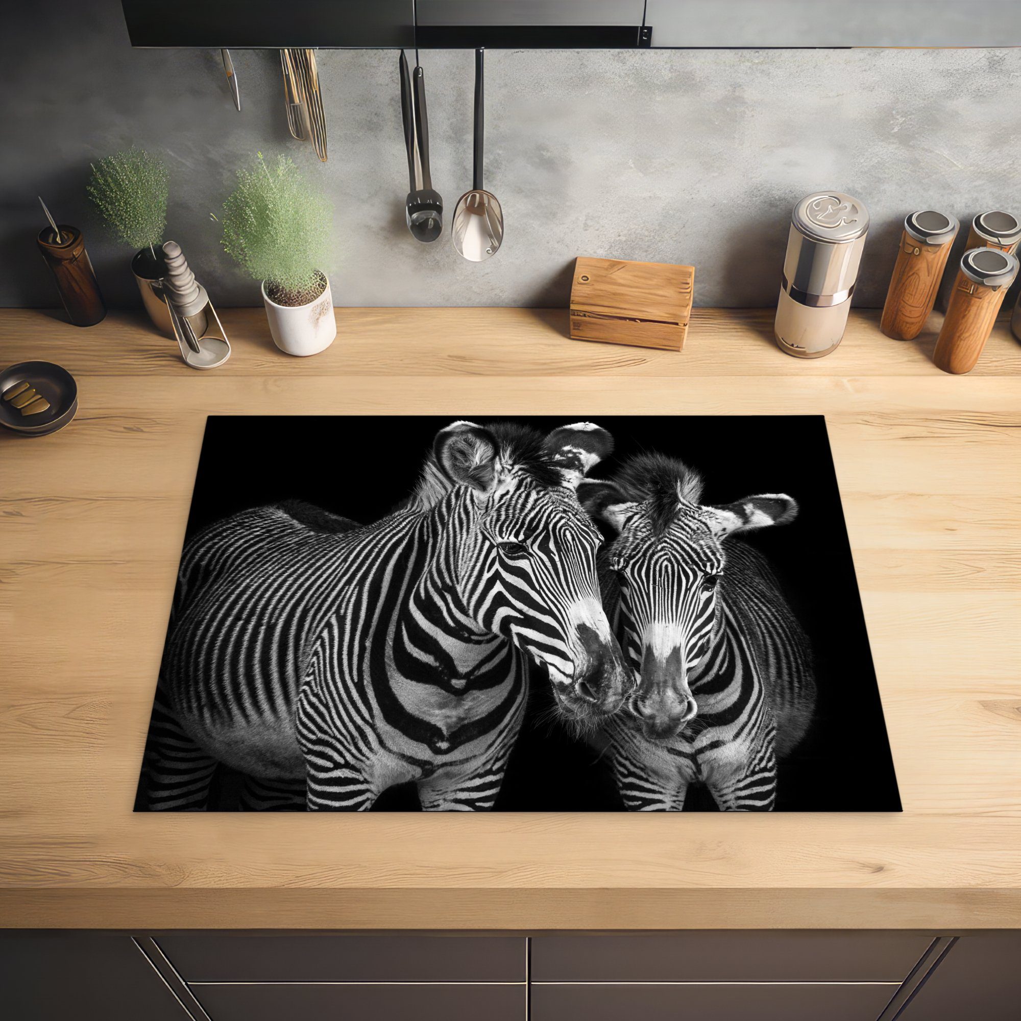 Hintergrund, (1 MuchoWow Herdblende-/Abdeckplatte Ceranfeldabdeckung auf 70x52 cm, schwarzem mit tlg), nutzbar, Vinyl, Jungen Arbeitsfläche Zebra ihrem Mobile