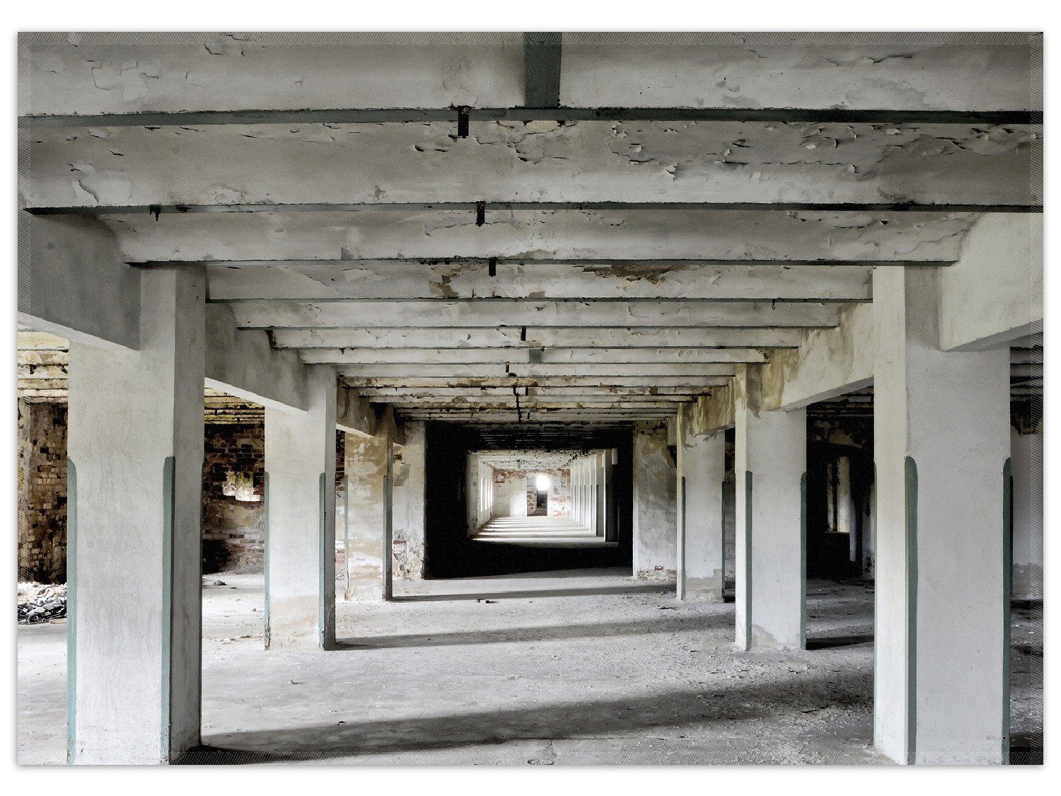 Wallario Teppich Alte Industriehalle - einsame Lagerhalle einer Brauerei, rechteckig, rutschfest