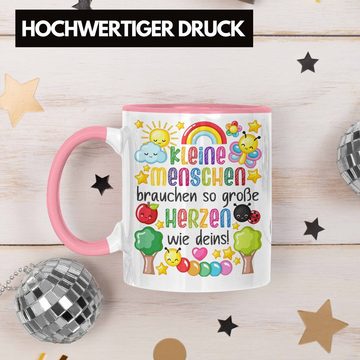 Trendation Tasse Trendation - Erzieherin Tasse Geschenk Danke Dankeschön Abschiedsgeschenk Beste Kindergärtnerin Spruch Kleine Menschen Brauchen Dein Herz