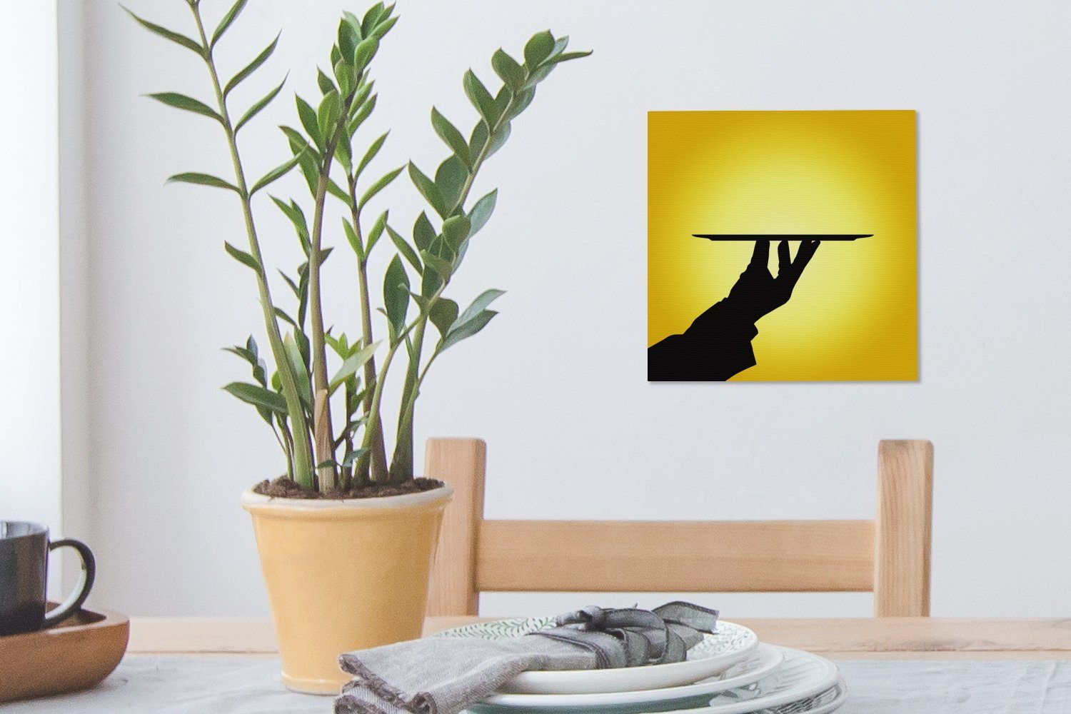 OneMillionCanvasses® Leinwandbild Silhouette Leinwand einem Bilder St), Wohnzimmer mit für (1 Schlafzimmer eines Tablett, Kellners