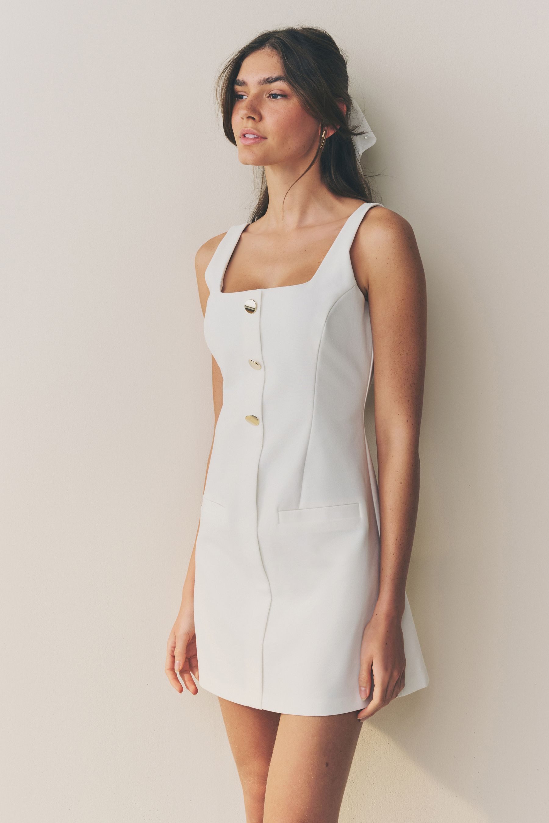 Minikleid Minikleid mit Karree-Ausschnitt und Goldknöpfen