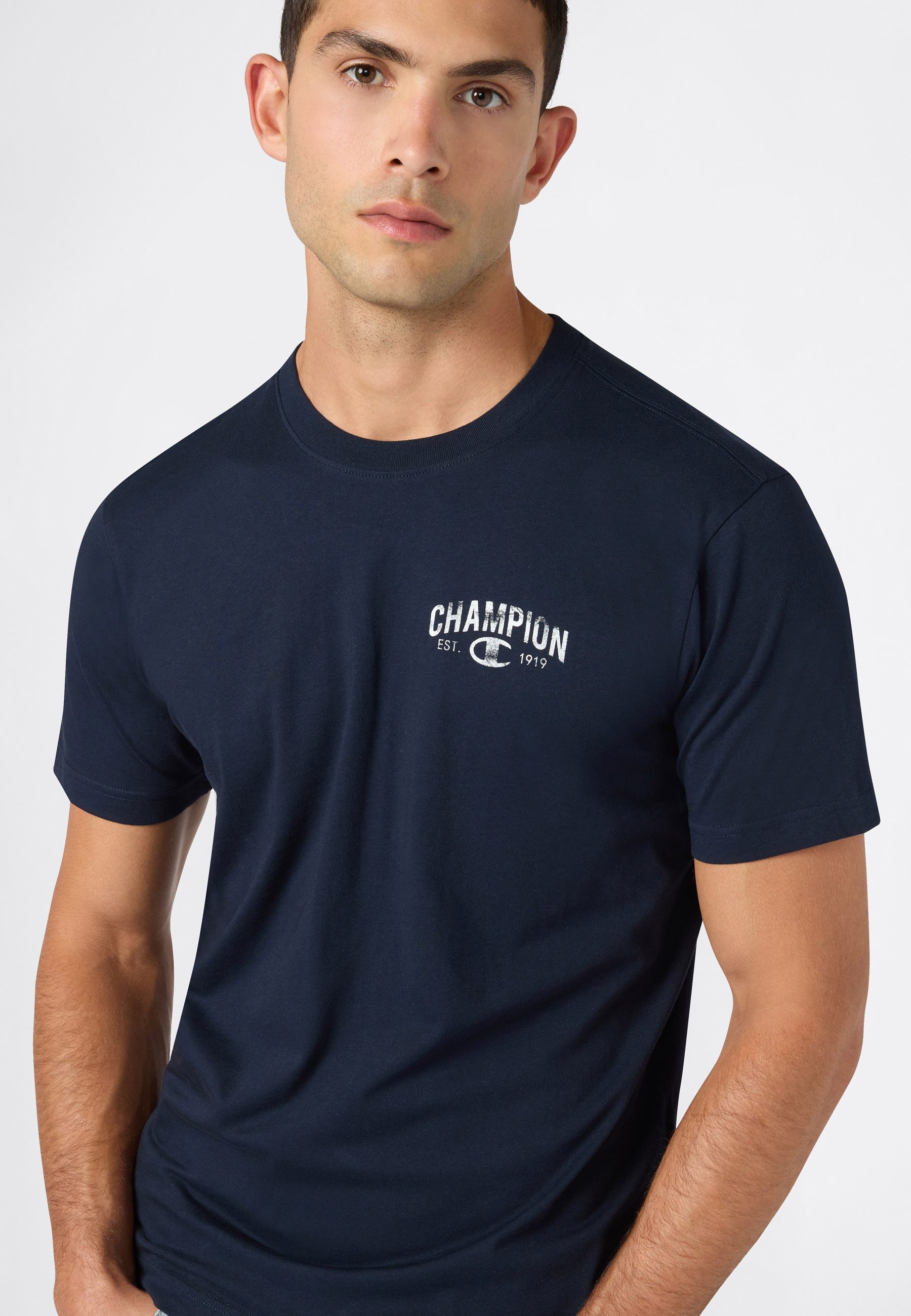 Champion T-Shirt SPORTWEAR T-SHIRT Standard Fit mit sportlichem Look, Kurzarm-Design, aus Baumwolle, Standard Fit