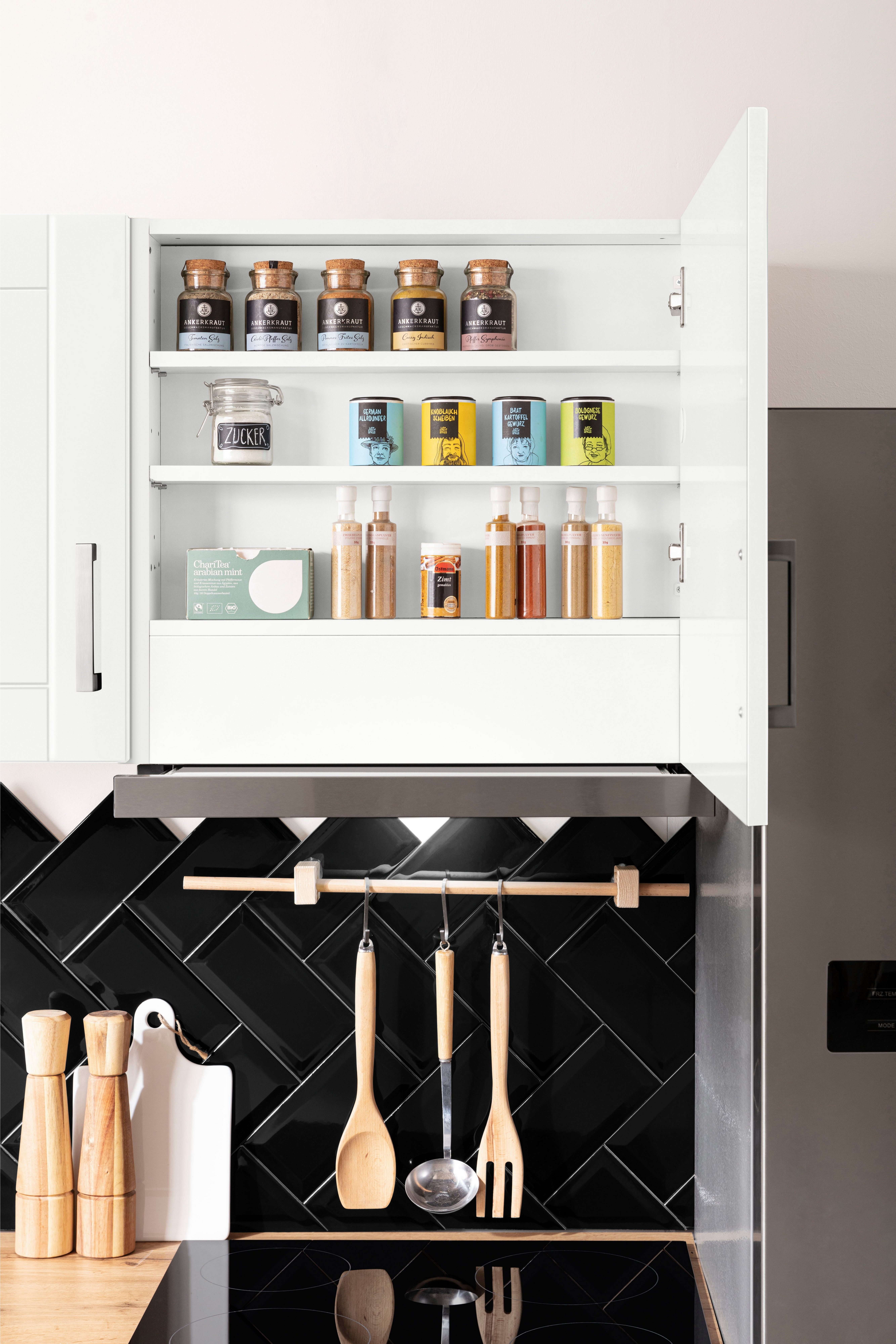 Cuisine d'angle KS-Tinnum avec poste de cuisson, électroménager inclus, largeur d'encastrement 240/180 cm