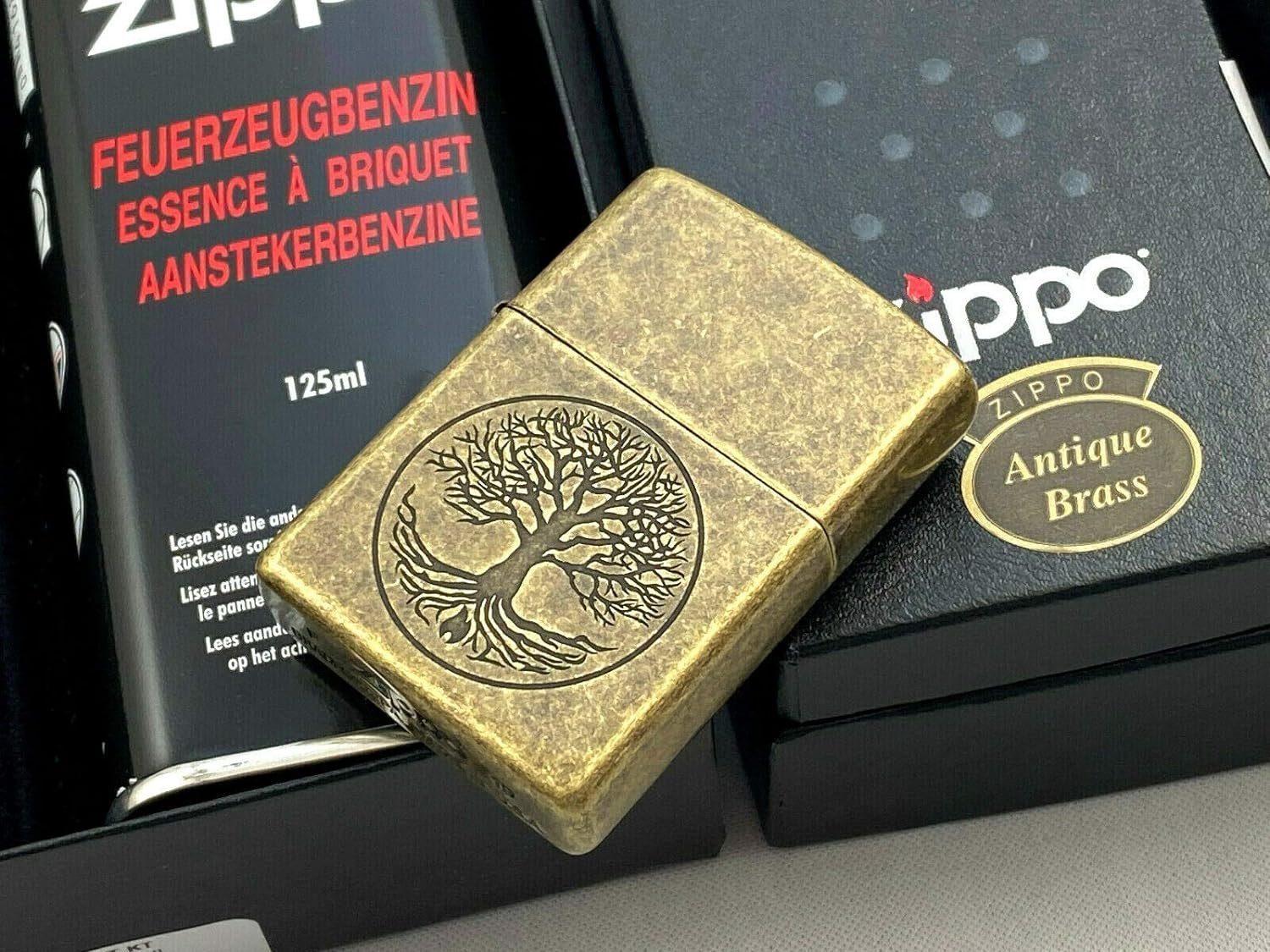Zippo Feuerzeug Zippo Lebensbaum Tree of Life Antik Finish Feuerzeug Geschenk Set (1-St., 4 teilg), inkl. Geschenkbox, 6 Feuersteine, 125ml Benzin und Zippo Feu – Bild 2 von 5
