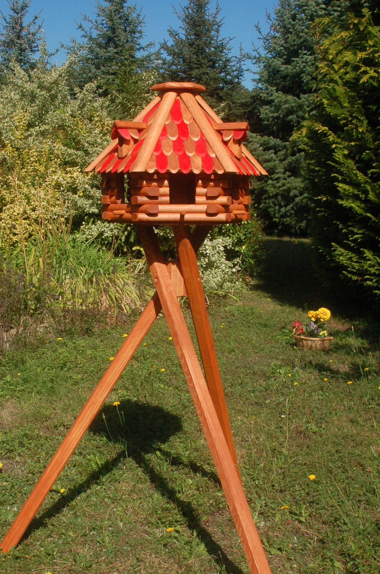 DSH DEKO SHOP HANNUSCH Vogelhaus Futterhaus / Vogelhaus mit braun - roten Holzschindeln und Gauben mit Vogelhausständer, V13r m. St.