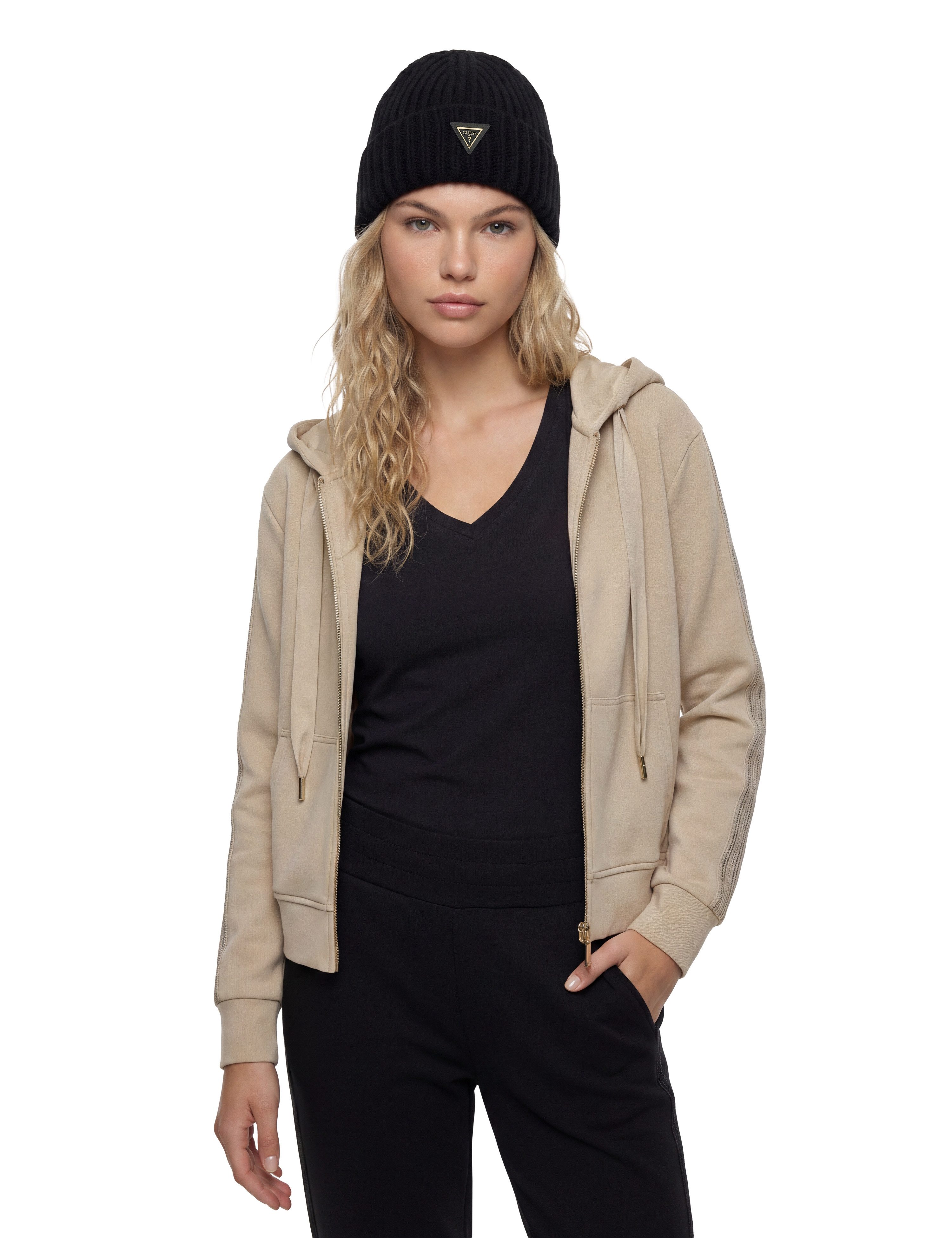 Guess Beanie NOELLE II KNITTED BEANIE mit Logo auf dem Umschlag