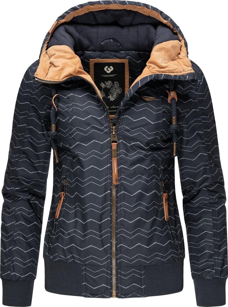 Ragwear Outdoorjacke Druna Zig Zag Winter sportliche Winterjacke mit Kapuze  und Print, Schlanker Schnitt mit warmen Rippbündchen an Saum und Ärmeln