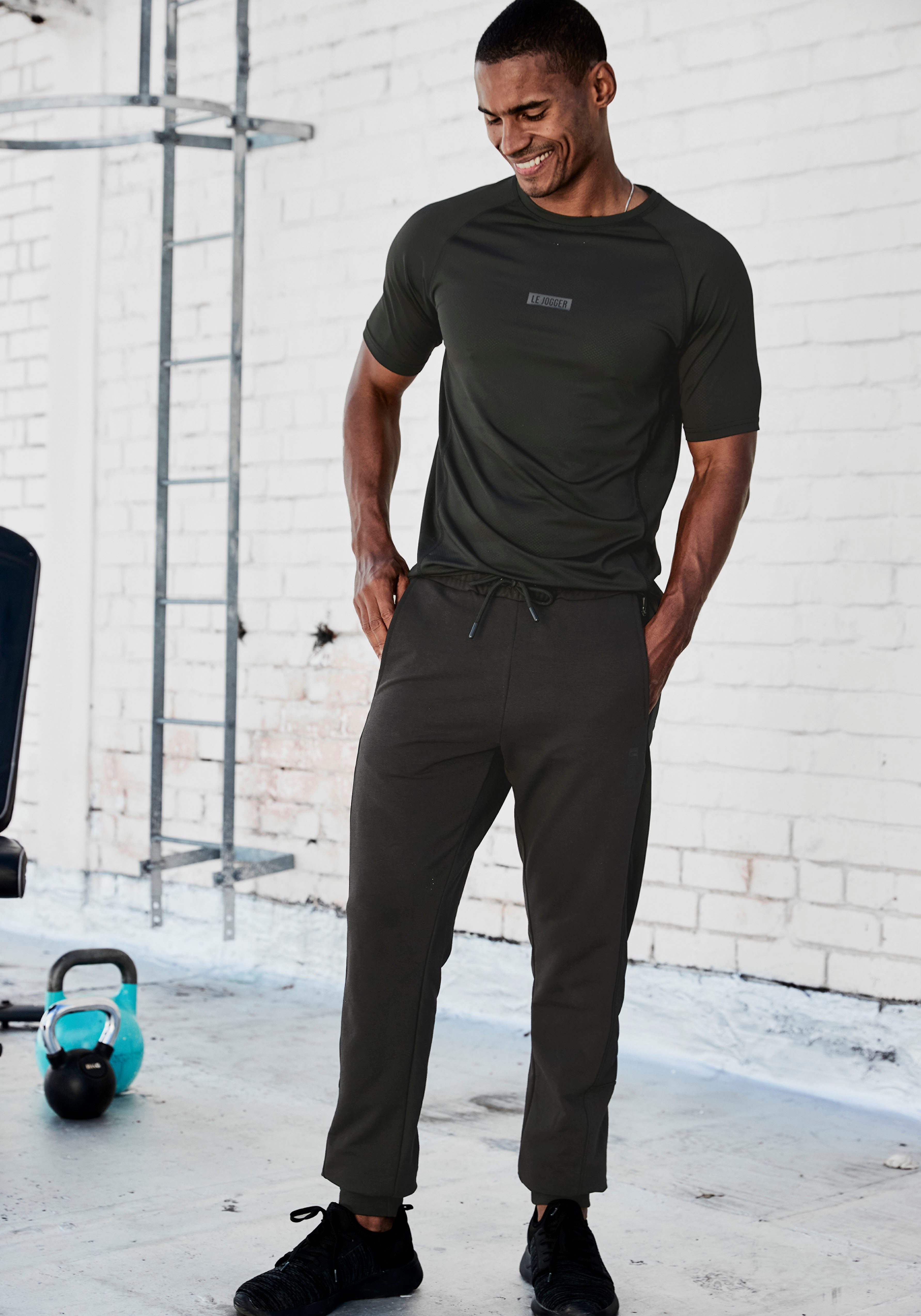 le jogger® Sweatpants mit farblichen Einsatz und Reißverschlusstaschen