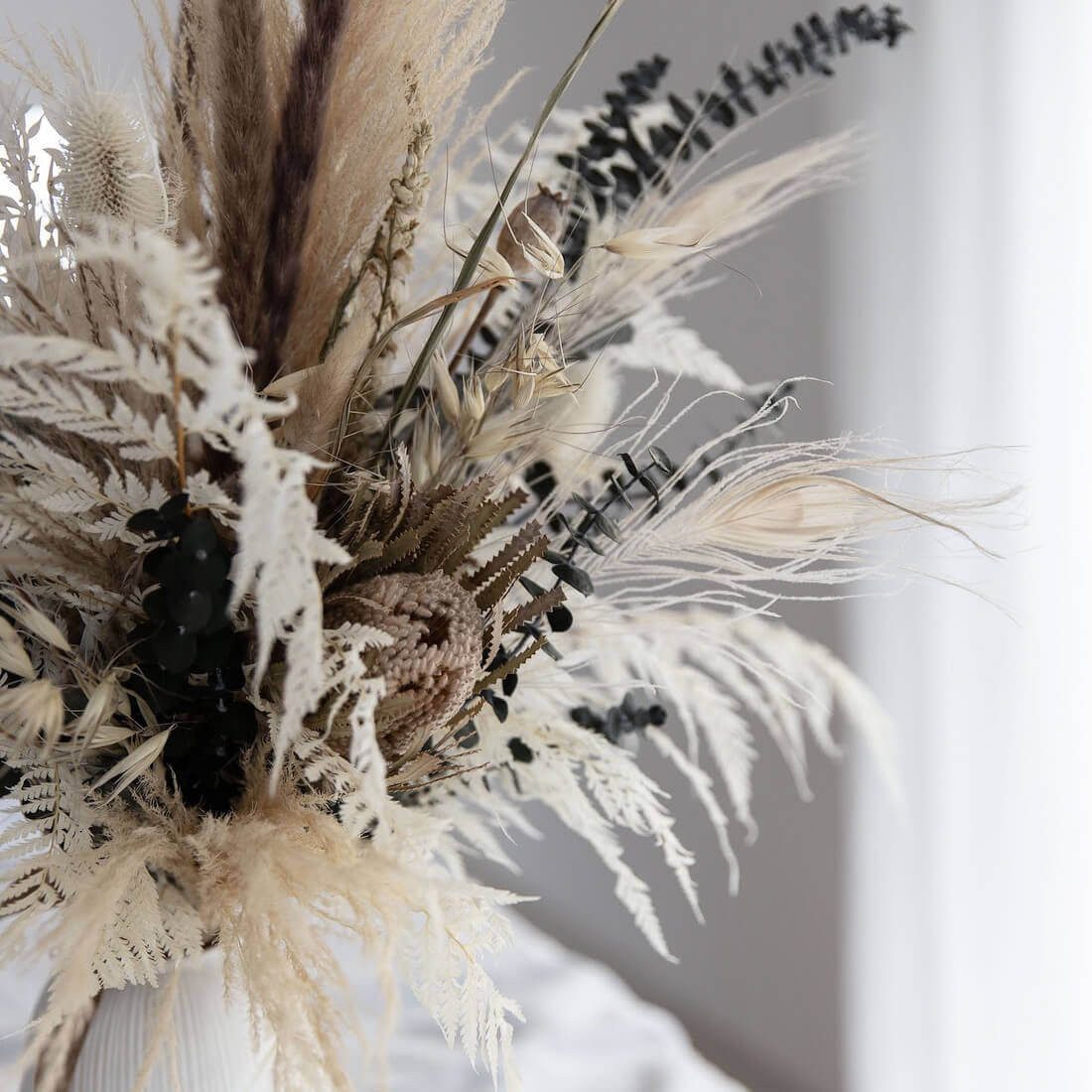 Trockenblume White Boho: Brautstrauß Trockenblumen in beige weiß Farn, Pampasgras, Banksia, Pfauenfeder, Lagurus, Rittersporn, Distel, Eukalyptus, LYKKE & You