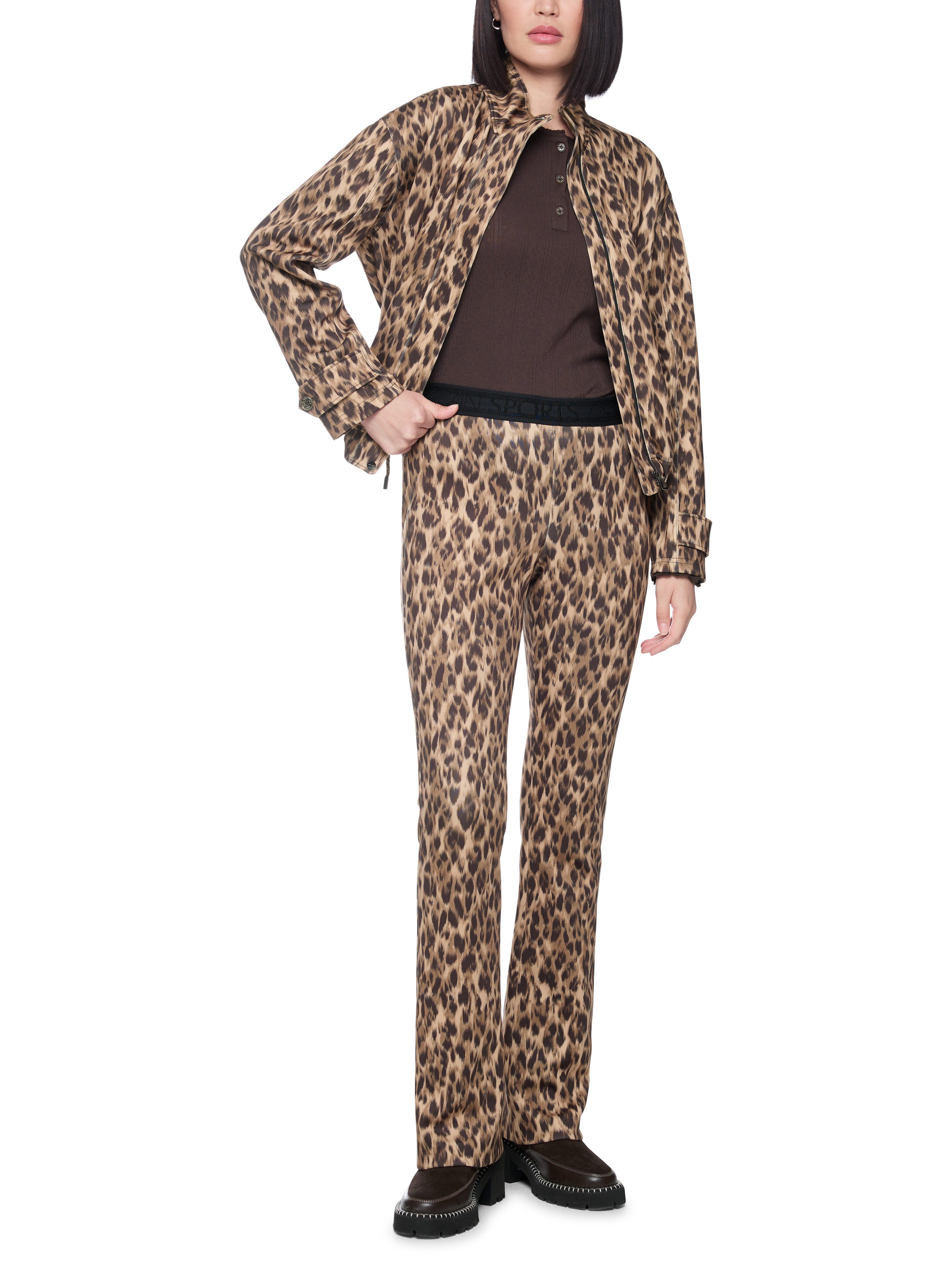 Marc Cain Schlupfhose Winter Wilds Premium Damenmode Model: FREDERICA im Feminine Fit, Allover-Leoprint – Bild 4 von 5
