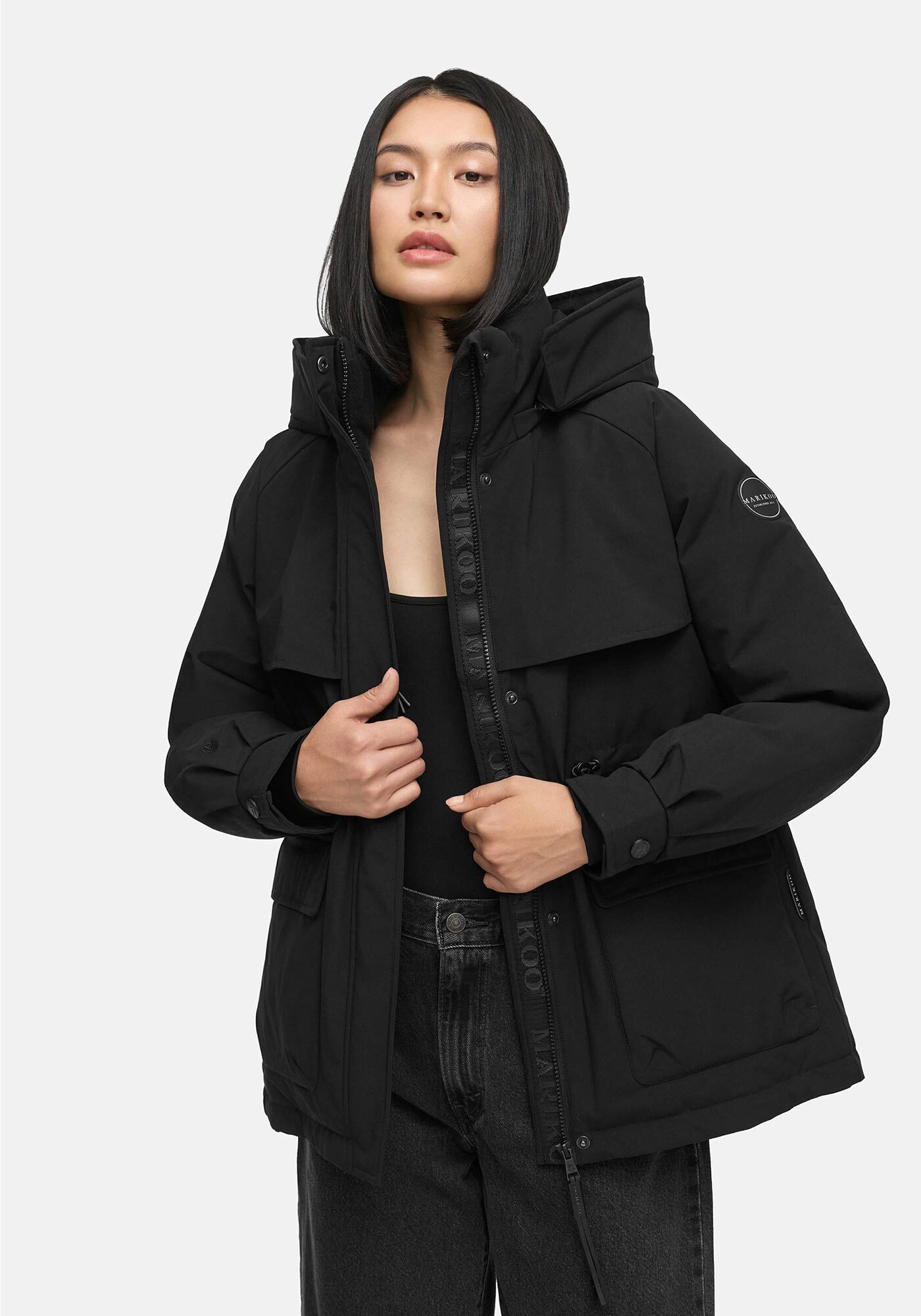 Marikoo Winterjacke Shigaraa mit abnehmbarer Kapuze und Gummizug an der Taille – Bild 3 von 5