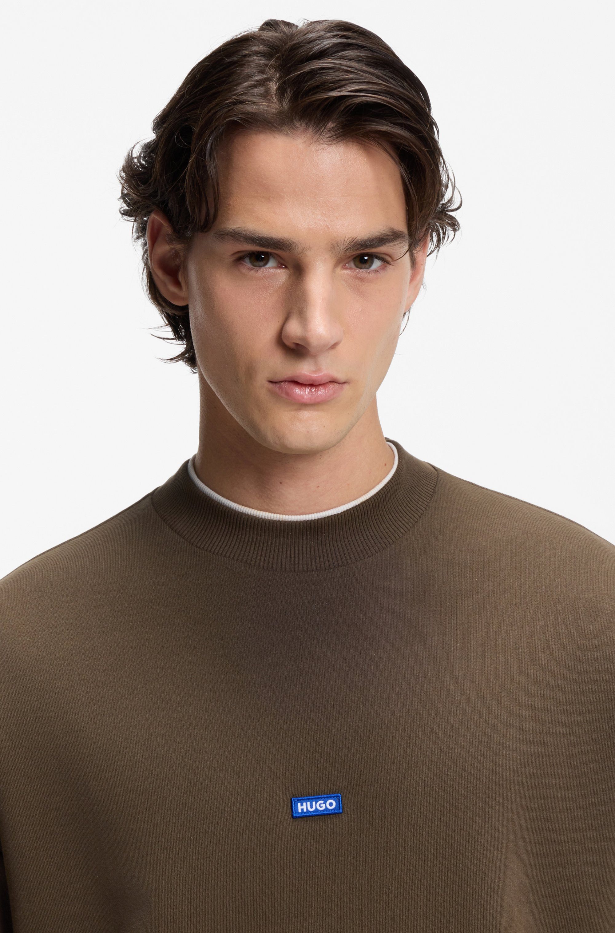 HUGO Sweatshirt Nedro Rundhalsausschnitt, Regular Fit, Logo-Patch