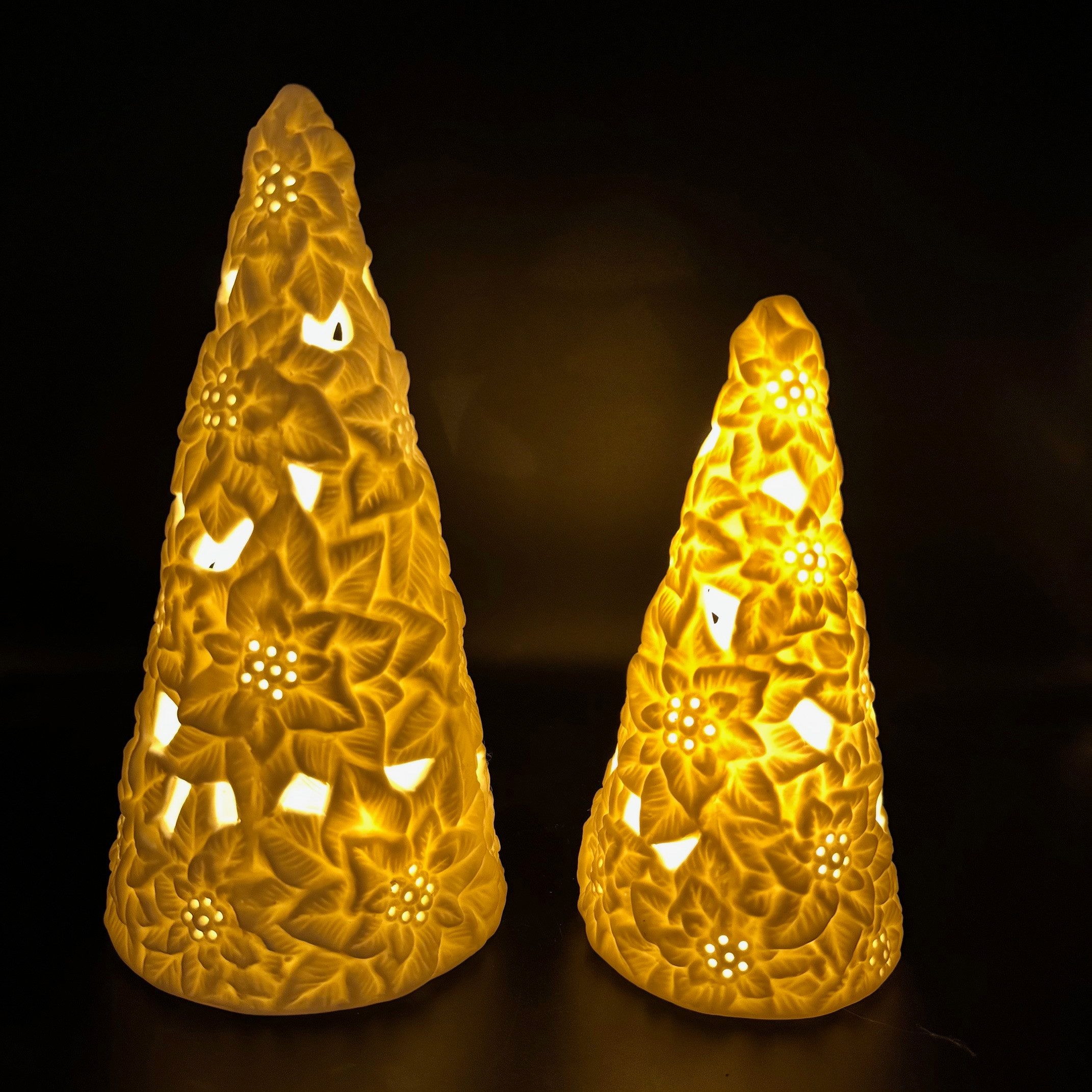 Online-Fuchs LED-Dekofigur 2 Weihnachtsbäume aus Keramik mit LED-Lichterkette - Weihnachtsdeko (mit Weihnachtssternen verziert, 3D-Optik), inklusive 6-Stunden Timerfunktion