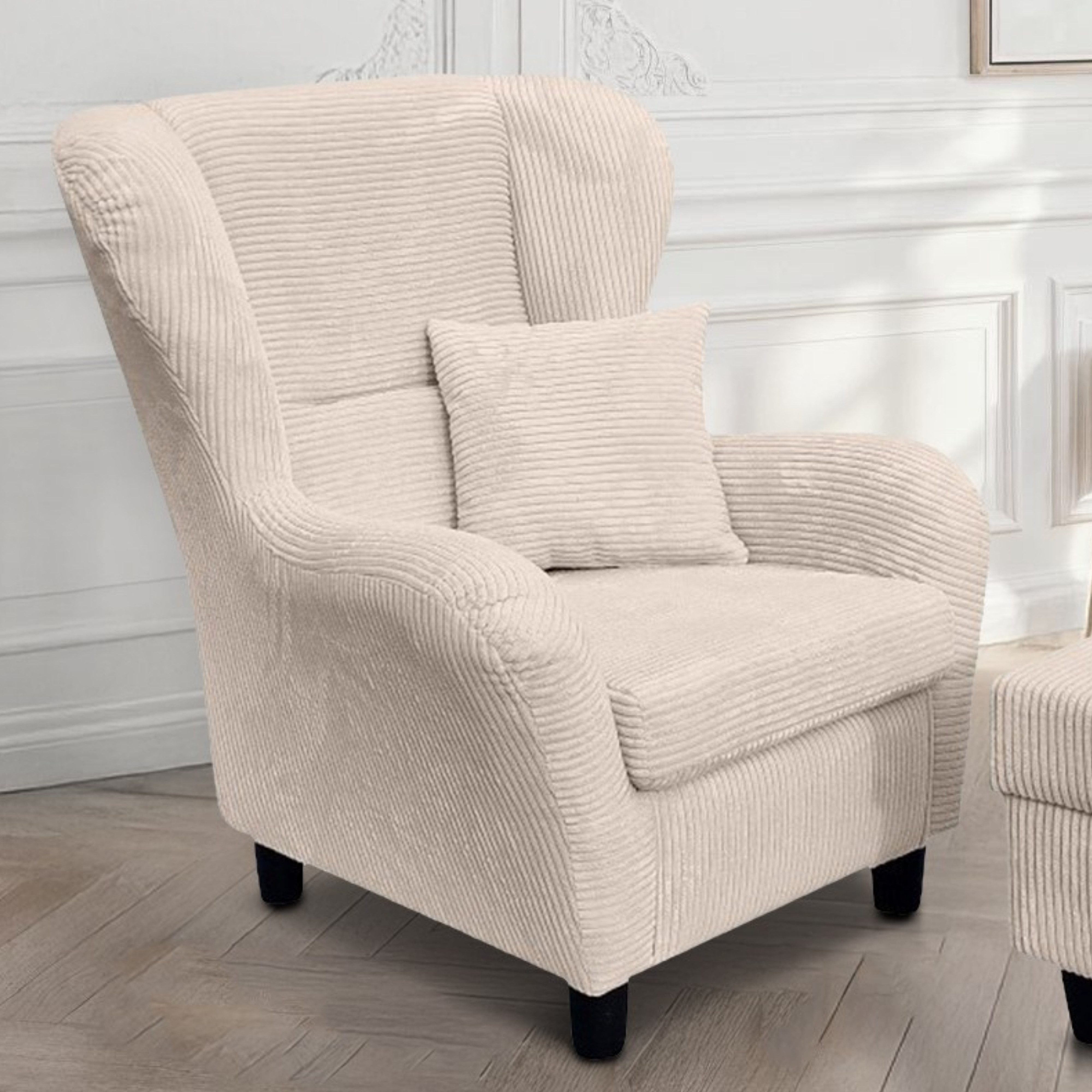 luma-home Ohrensessel 18017 (mit Hocker und Zierkissen, Wellenunterfederung, B90/H98/T76 cm), Lesesessel mit Echtholzfüßen, Bezug Cordstoff in Beige Creme