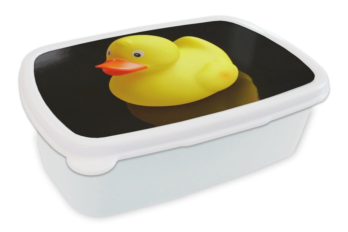 MuchoWow Lunchbox Gelbe Bade-Ente mit Reflexion auf schwarzem Hintergrund, Kunststoff, (2-tlg), Brotbox für Kinder und Erwachsene, Brotdose, für Jungs und Mädchen weiß